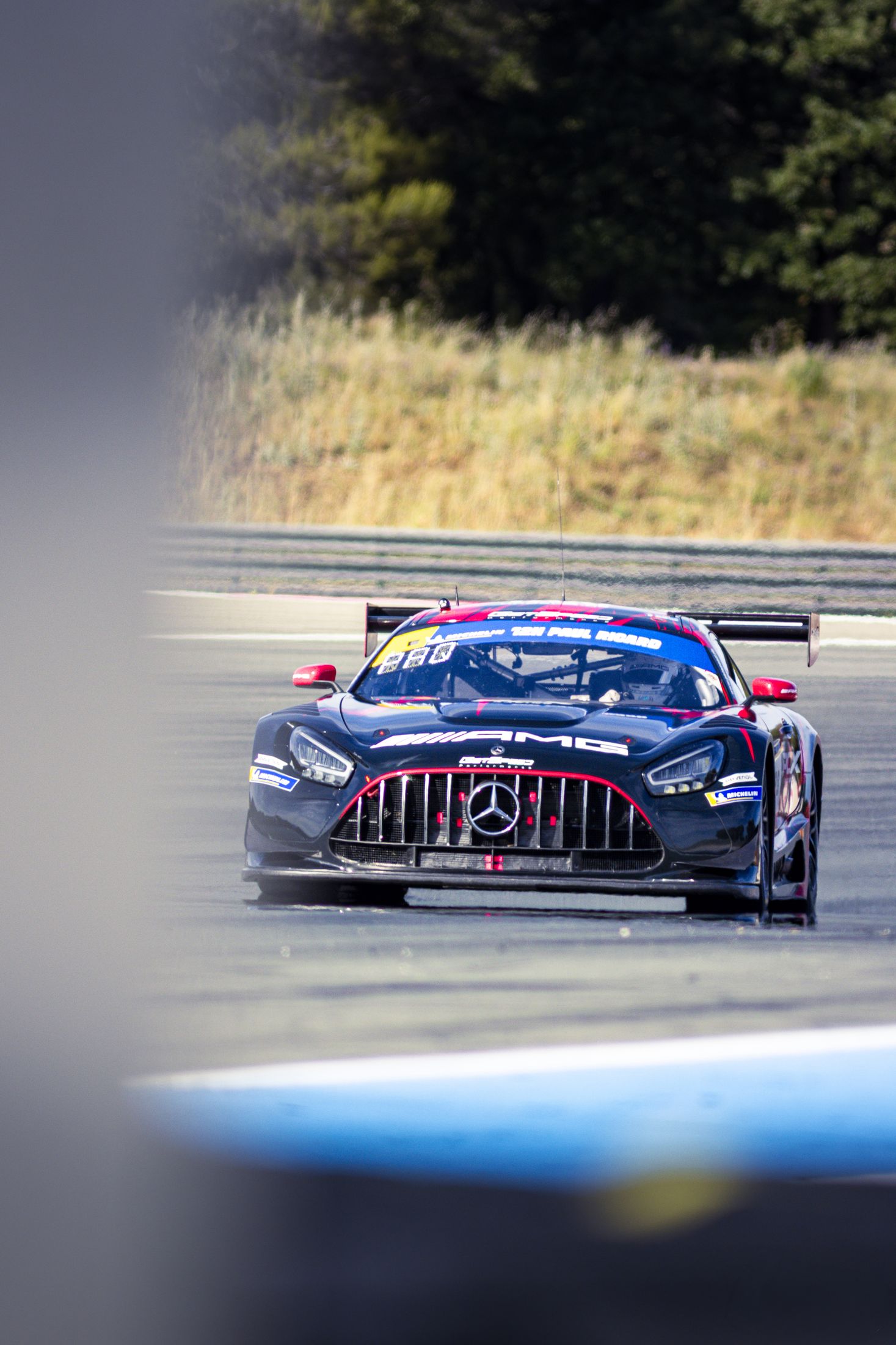 Mercedes-AMG GT3 bleu marine en filé, longue focale