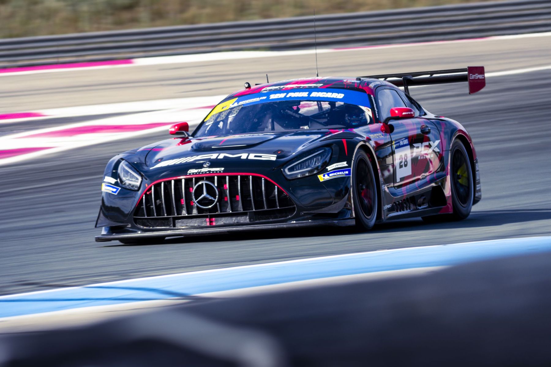Mercedes-AMG GT3 rose et noire en filé sur le circuit