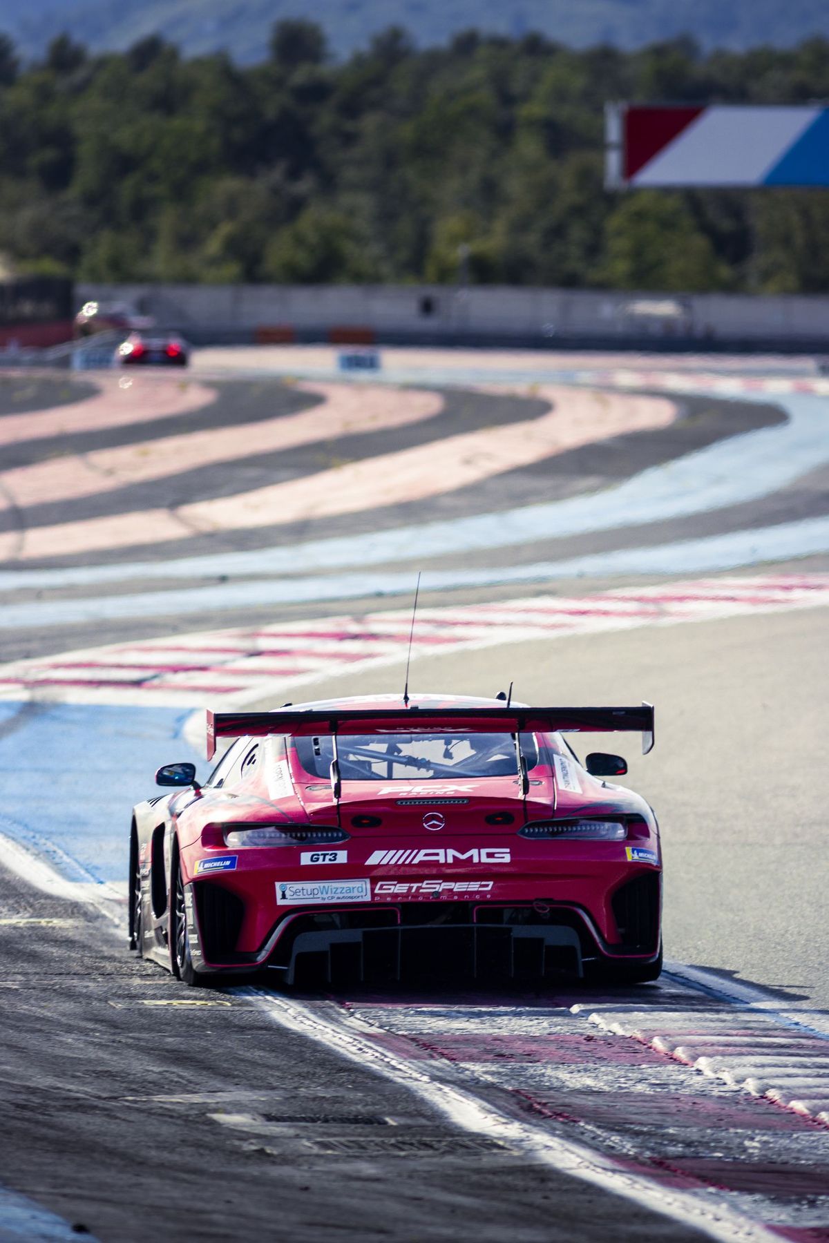 Mercedes-AMG GT3 rouge et blanche en filé