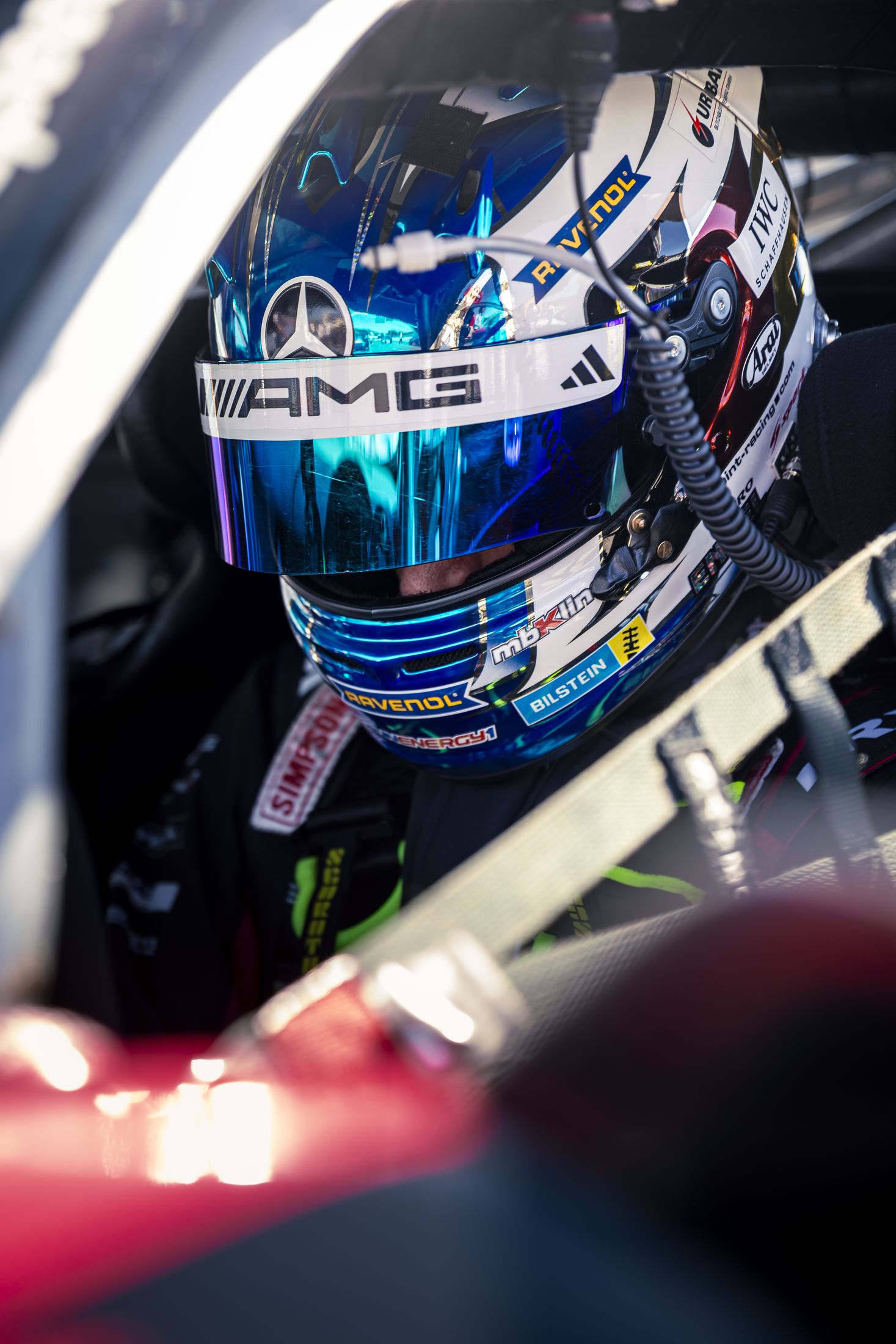 Portrait pilote dans le cockpit, casque floqué AMG