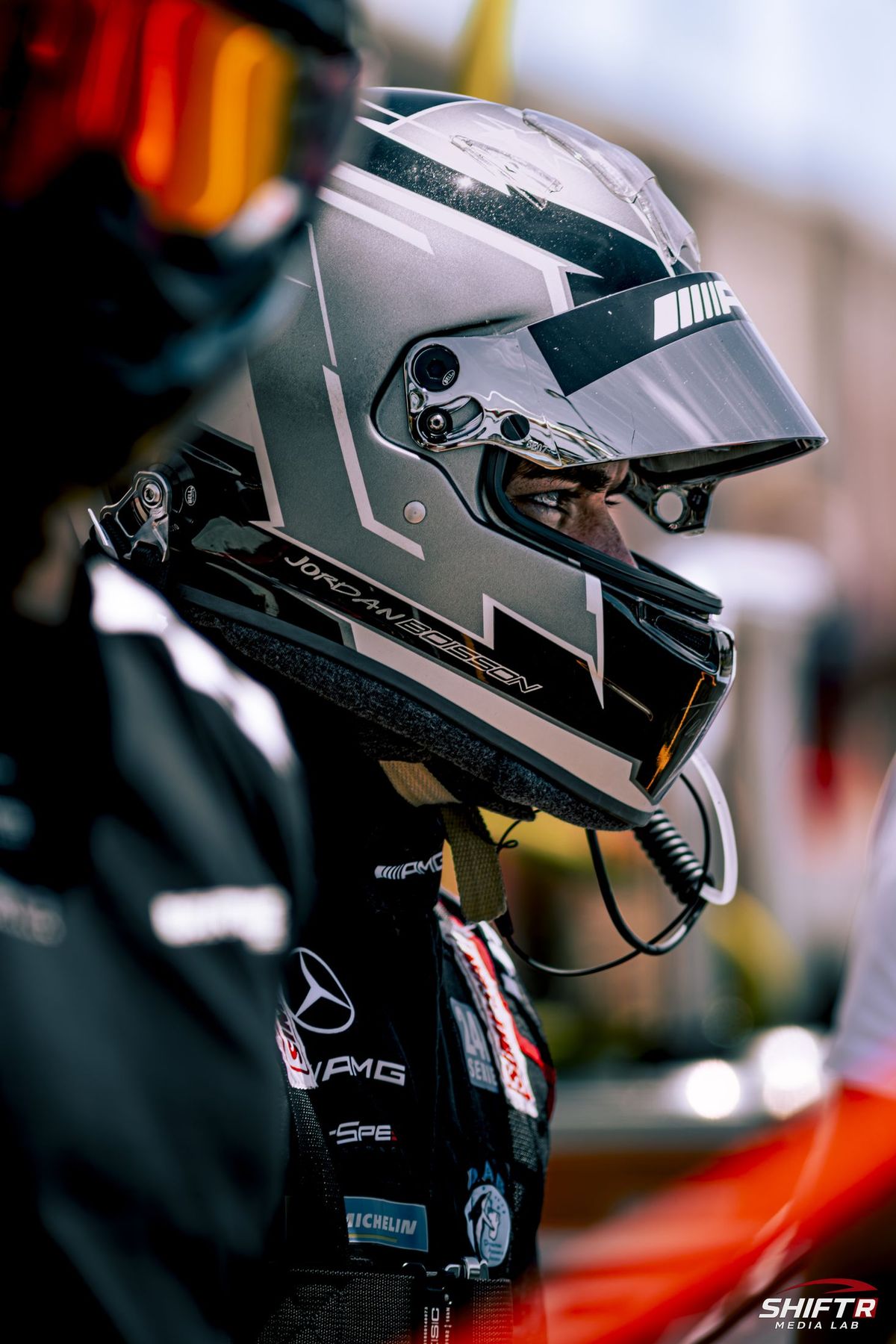 Portrait pilote dans le cockpit, casque gris et vert