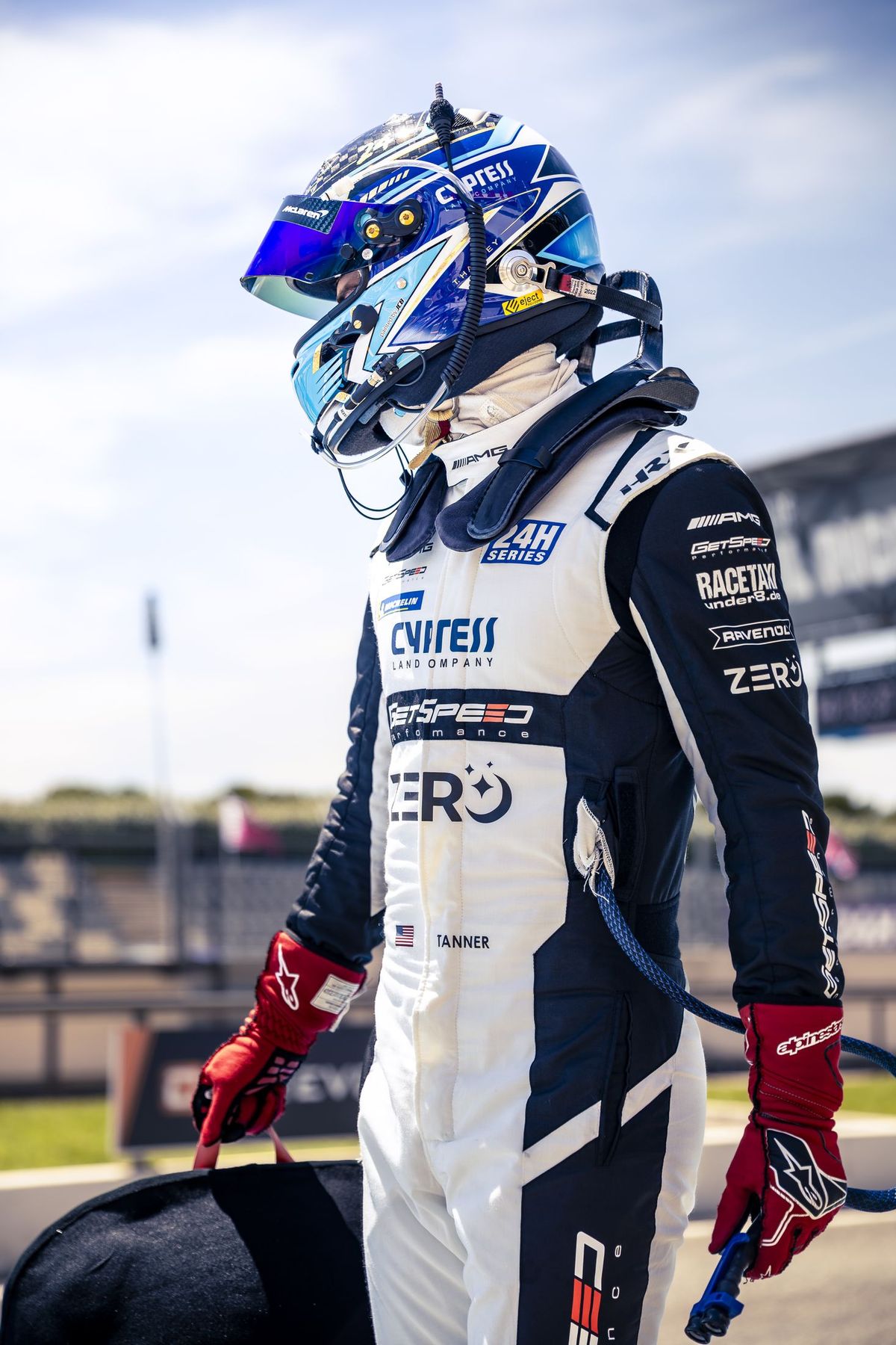 Portrait pilote debout, casque bleu et blanc sous le bras