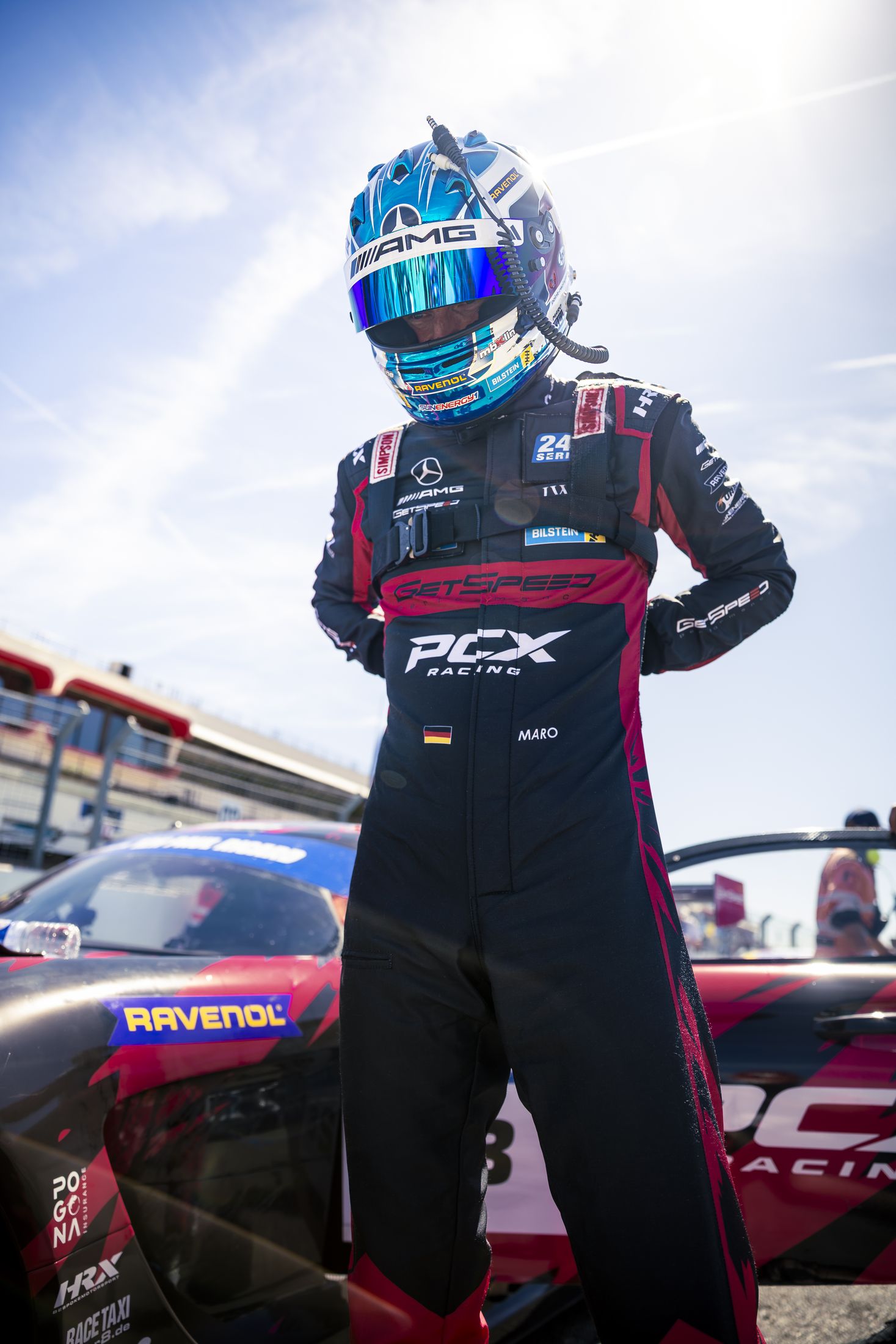 Portrait pilote debout en combinaison, sponsor PCX
