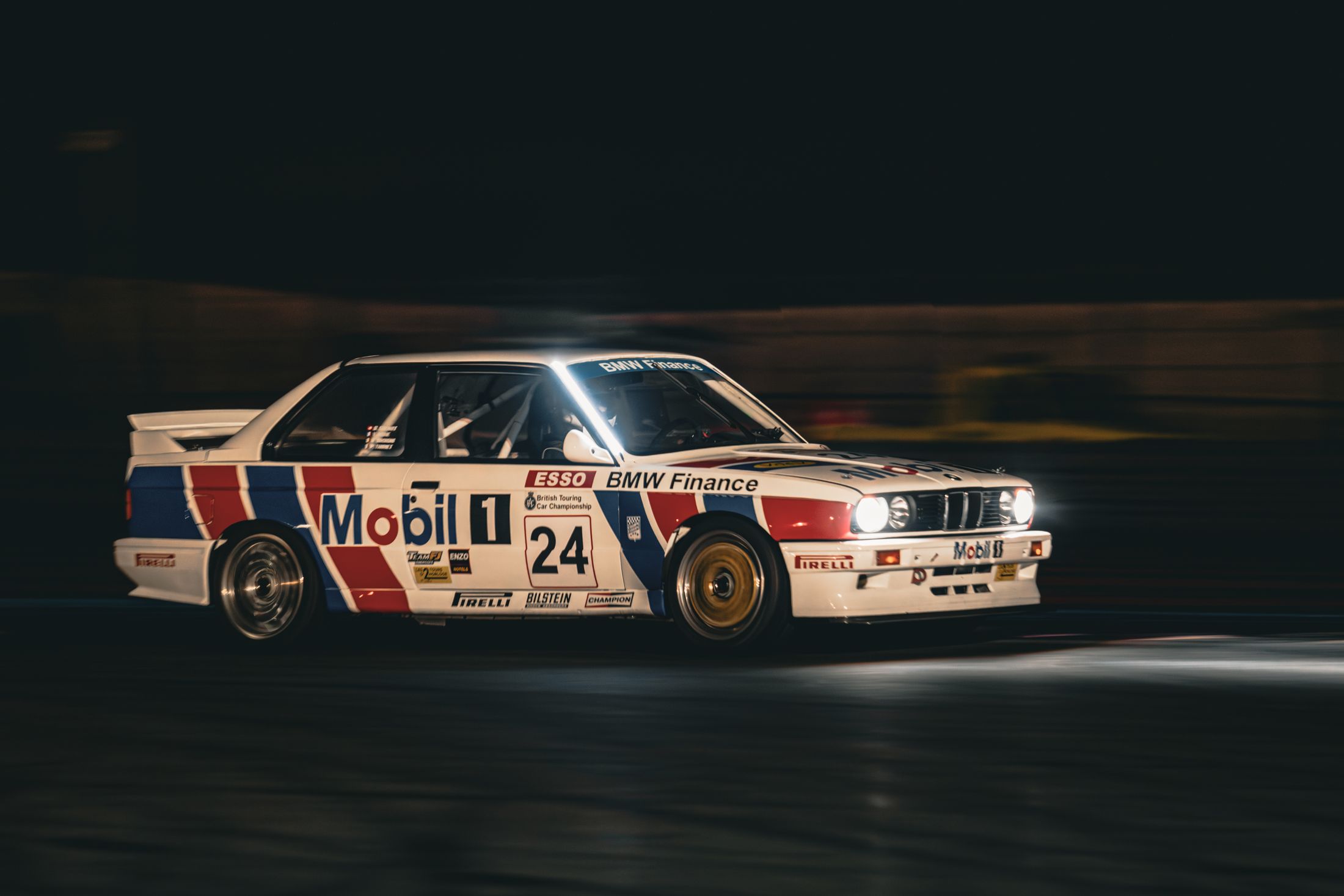 BMW E30 blanche et bleue Mobil 1 n°24 en filé de nuit