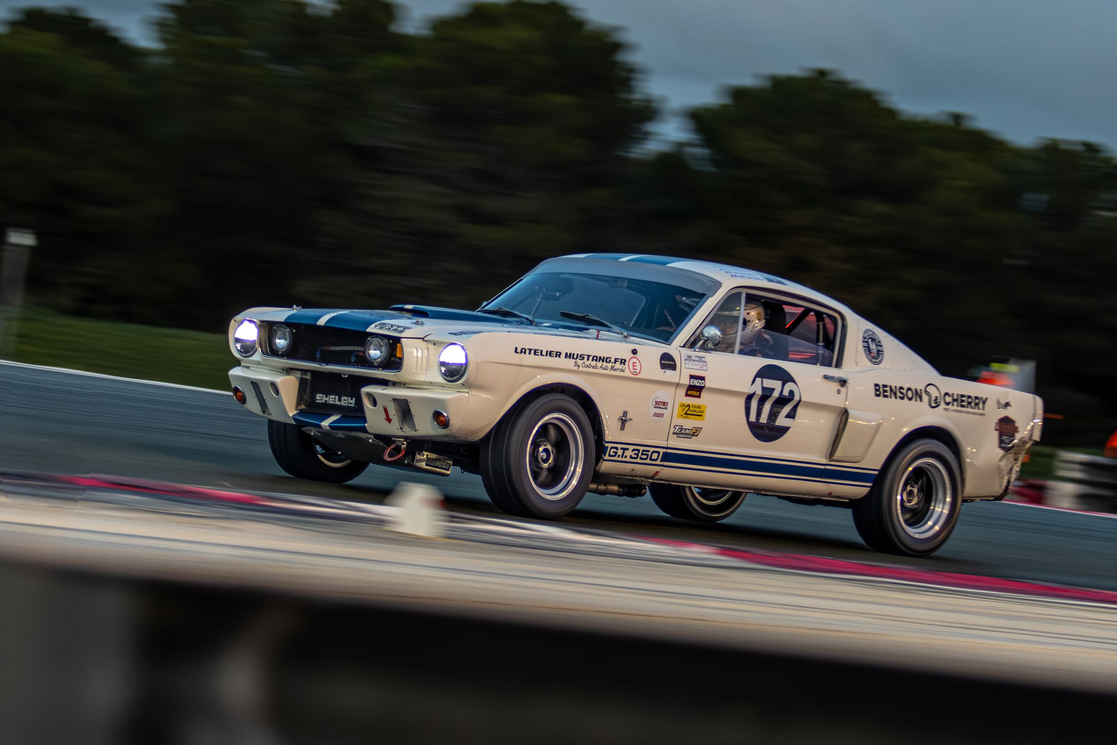 Ford Mustang blanche n°72 en filé