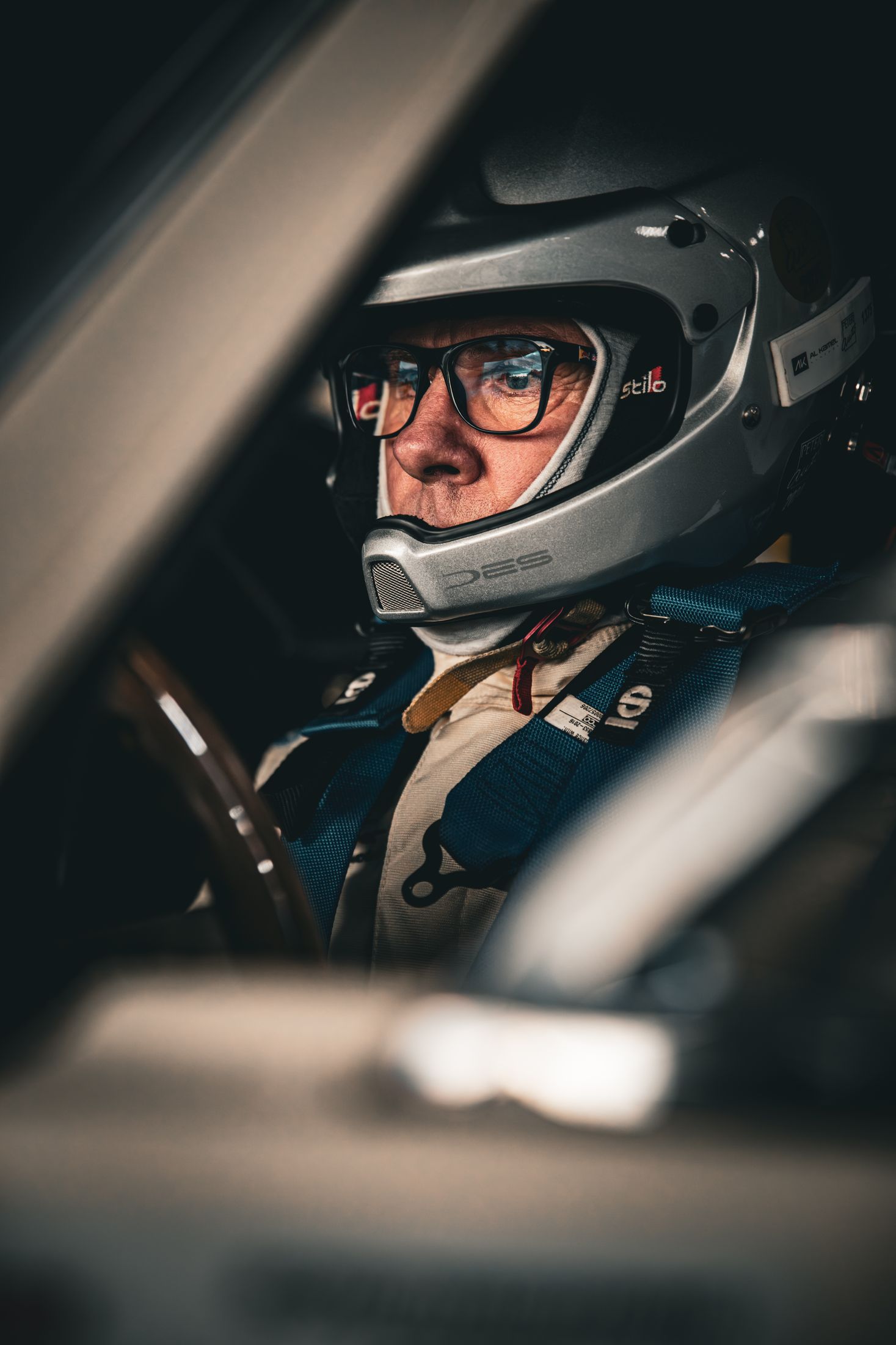 Portrait pilote casque dans le cockpit d'une voiture historique