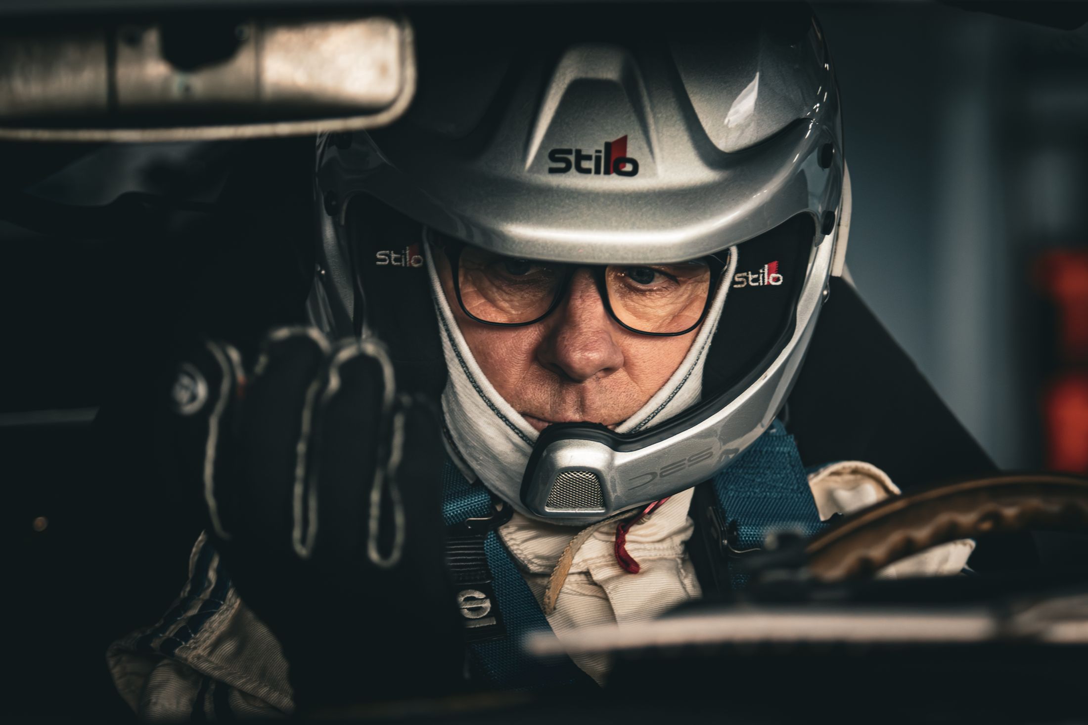 Portrait pilote casque Stilo dans le cockpit