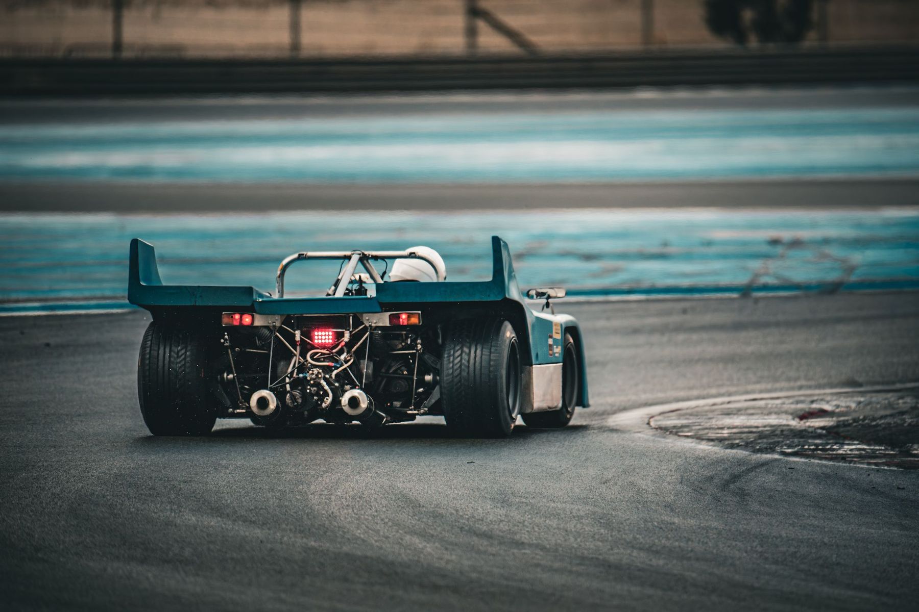 Prototype vert, plan arrière bas sur le circuit