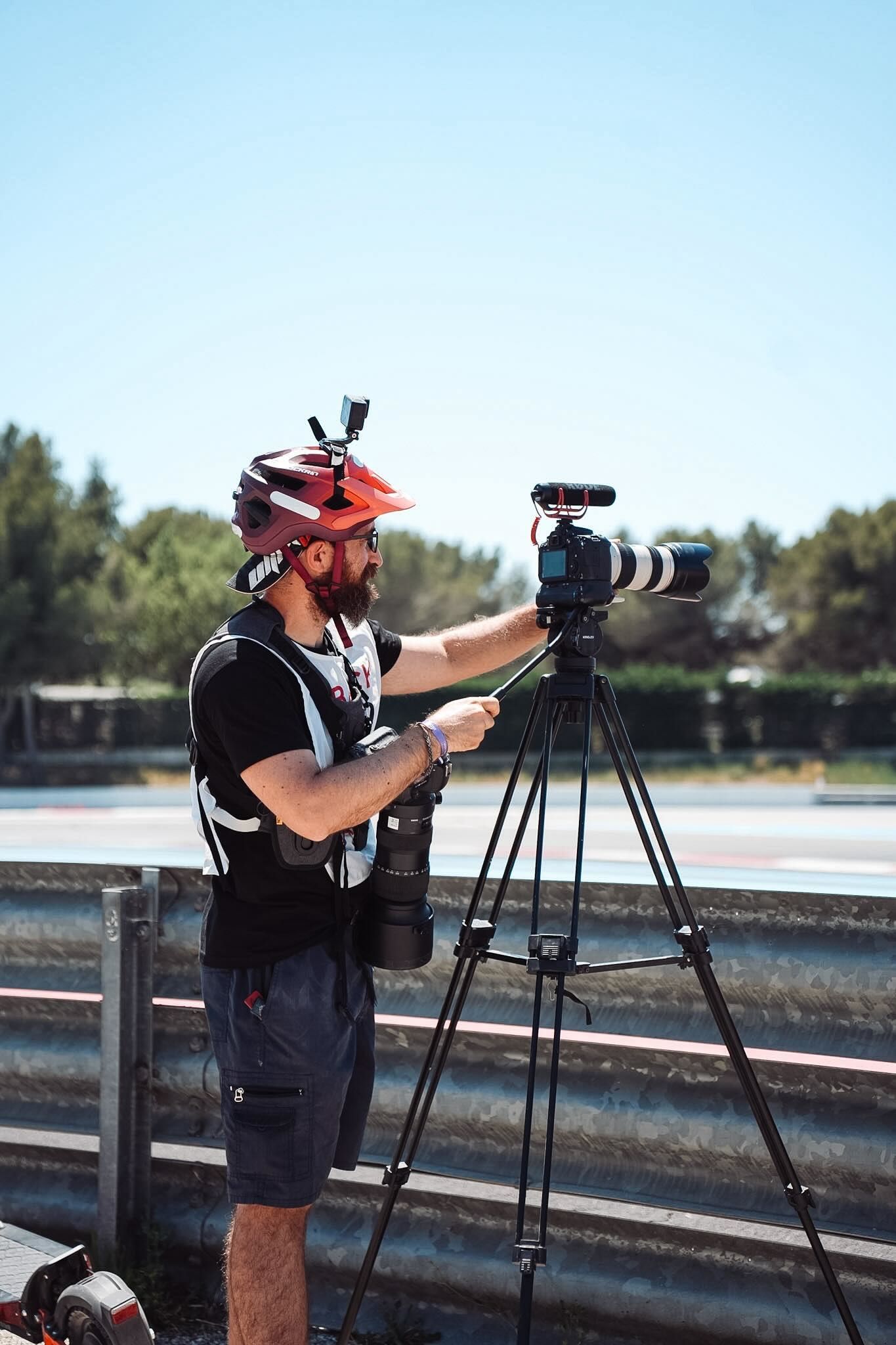 Régis Ghibaudo en prise de vue avec trépied et GoPro, bord de piste