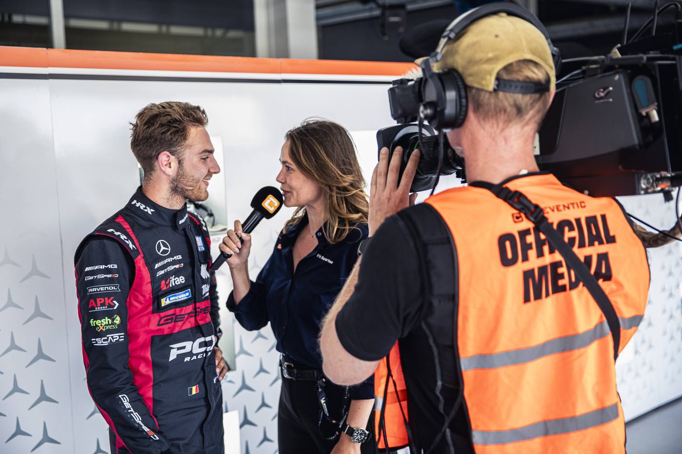 Pilote GetSpeed PCX Racing interviewé par journaliste et caméra officielle 12H Paul Ricard 2026