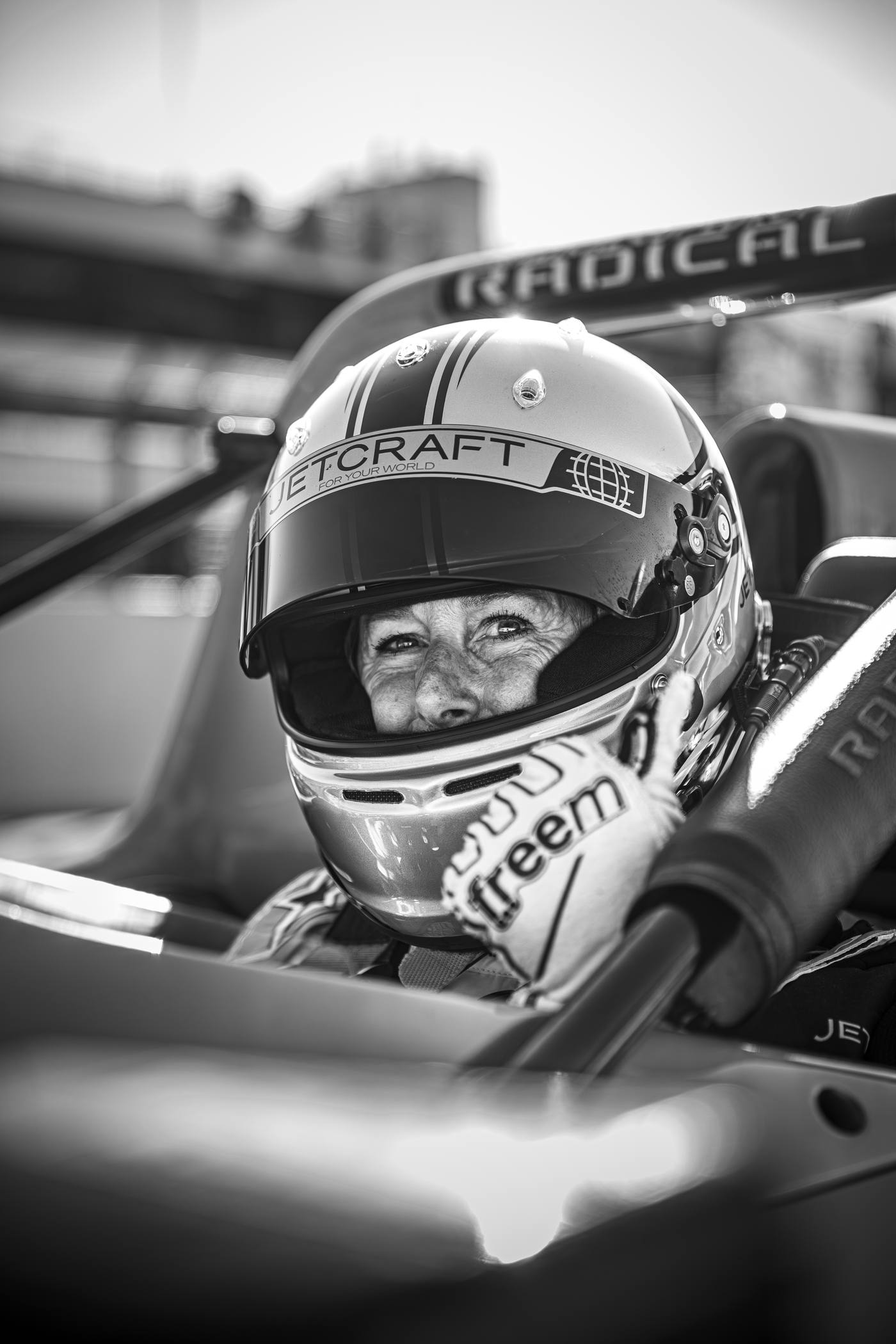 Portrait pilote RJ Motorsport Radical Cup noir et blanc souriant dans cockpit, Paul Ricard 2026