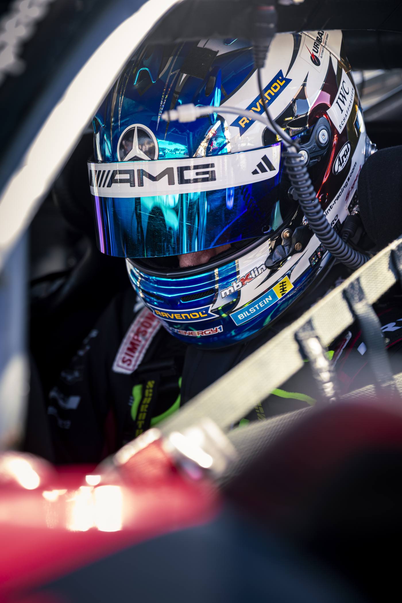 Portrait pilote AMG visor bleu chromé dans le cockpit GT3, Paul Ricard 2026
