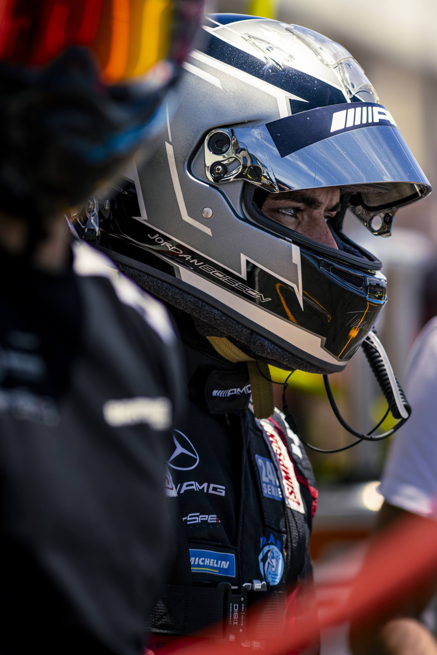 Portrait pilote GetSpeed AMG regard intense casque gris argenté, 12H Paul Ricard 2026