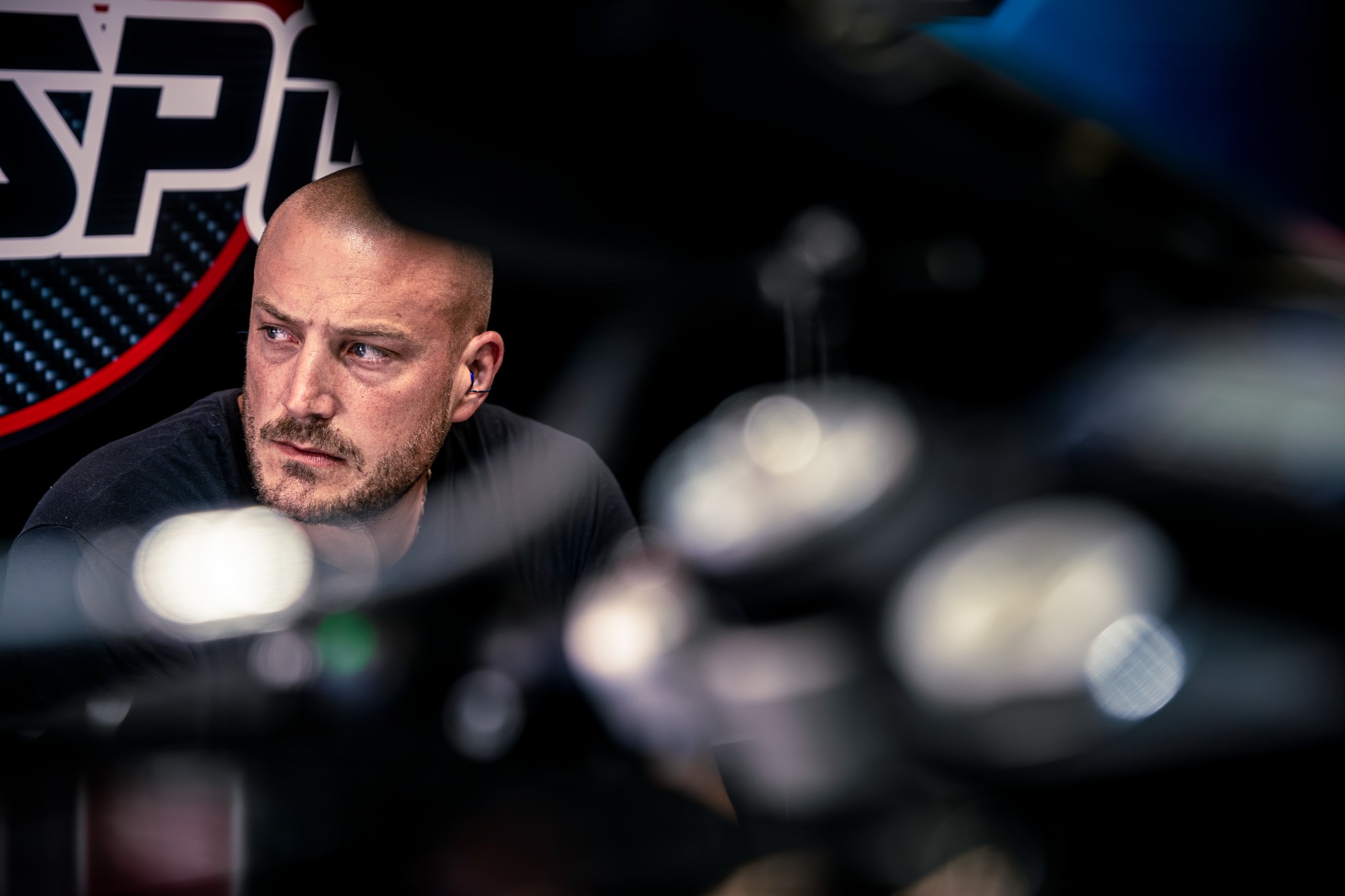 Membre de la Nawak Racing Team concentré derrière le matériel du box aux 24 Heures de Barcelone 2026