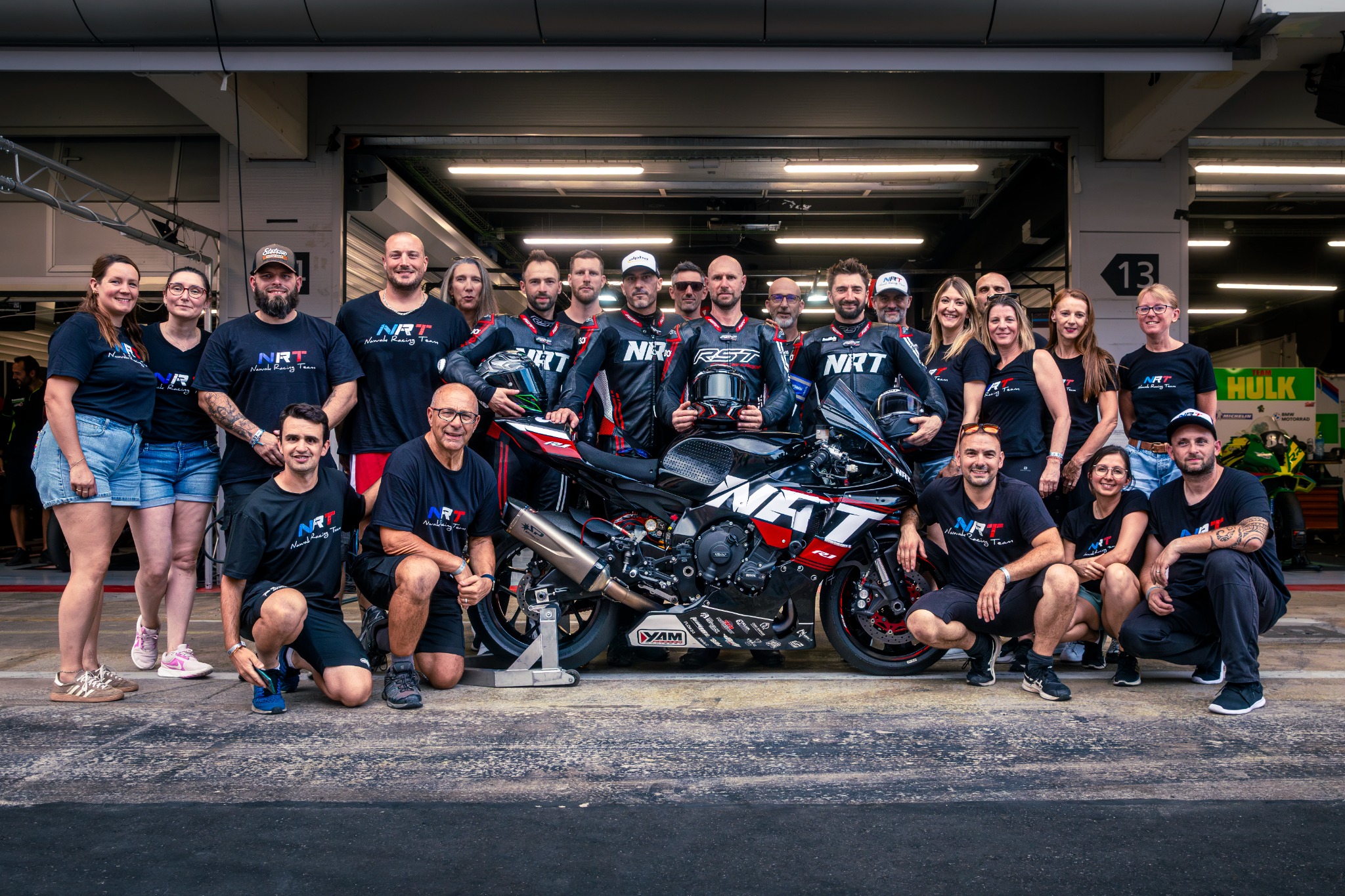Nawak Racing Team #33 réunie autour de la Yamaha avant les 24H de Barcelone 2026