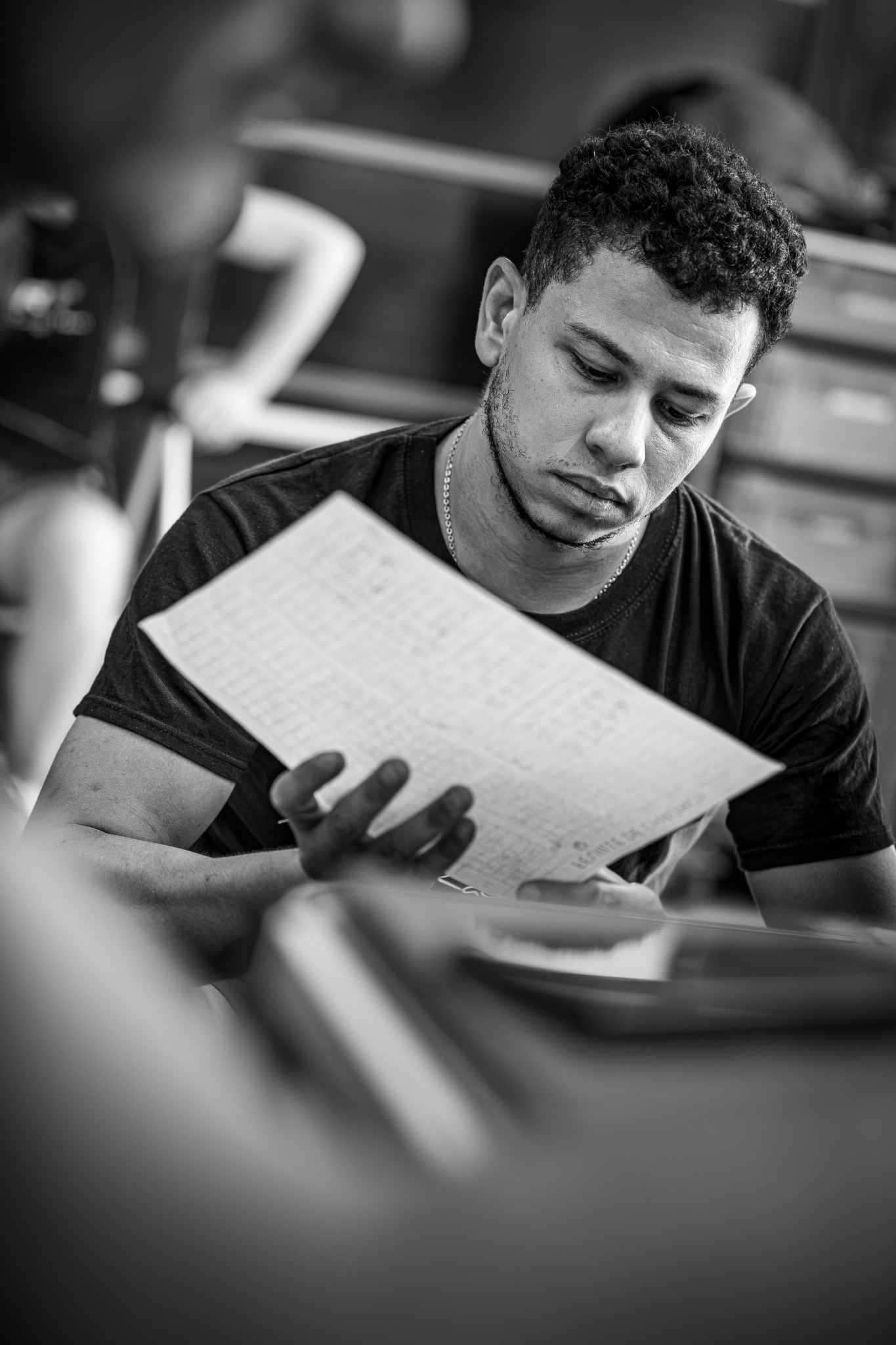 Membre de la Nawak Racing Team étudiant la feuille de temps dans le box