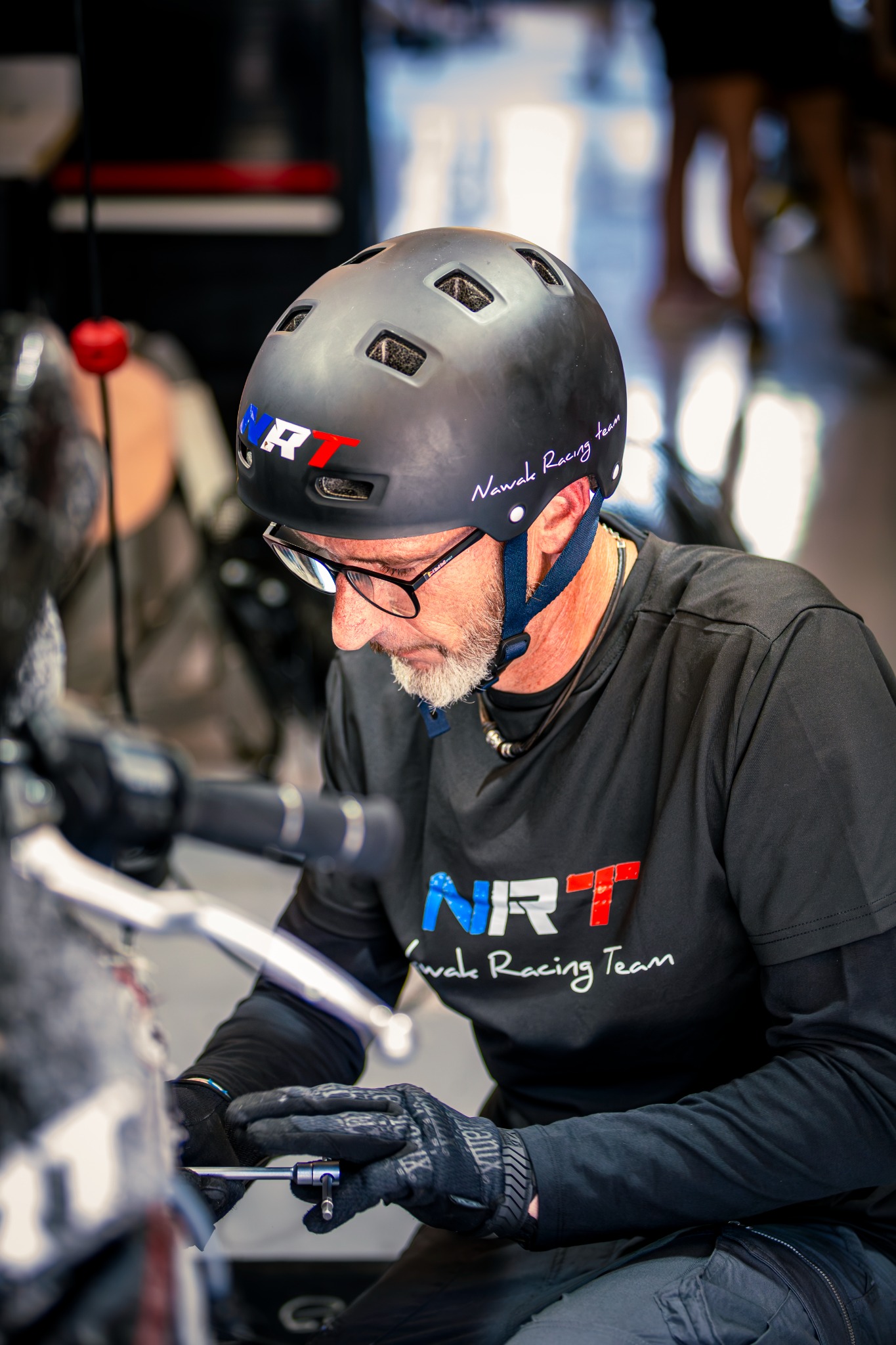 Portrait noir et blanc d’un mécanicien de la Nawak Racing Team pendant la course