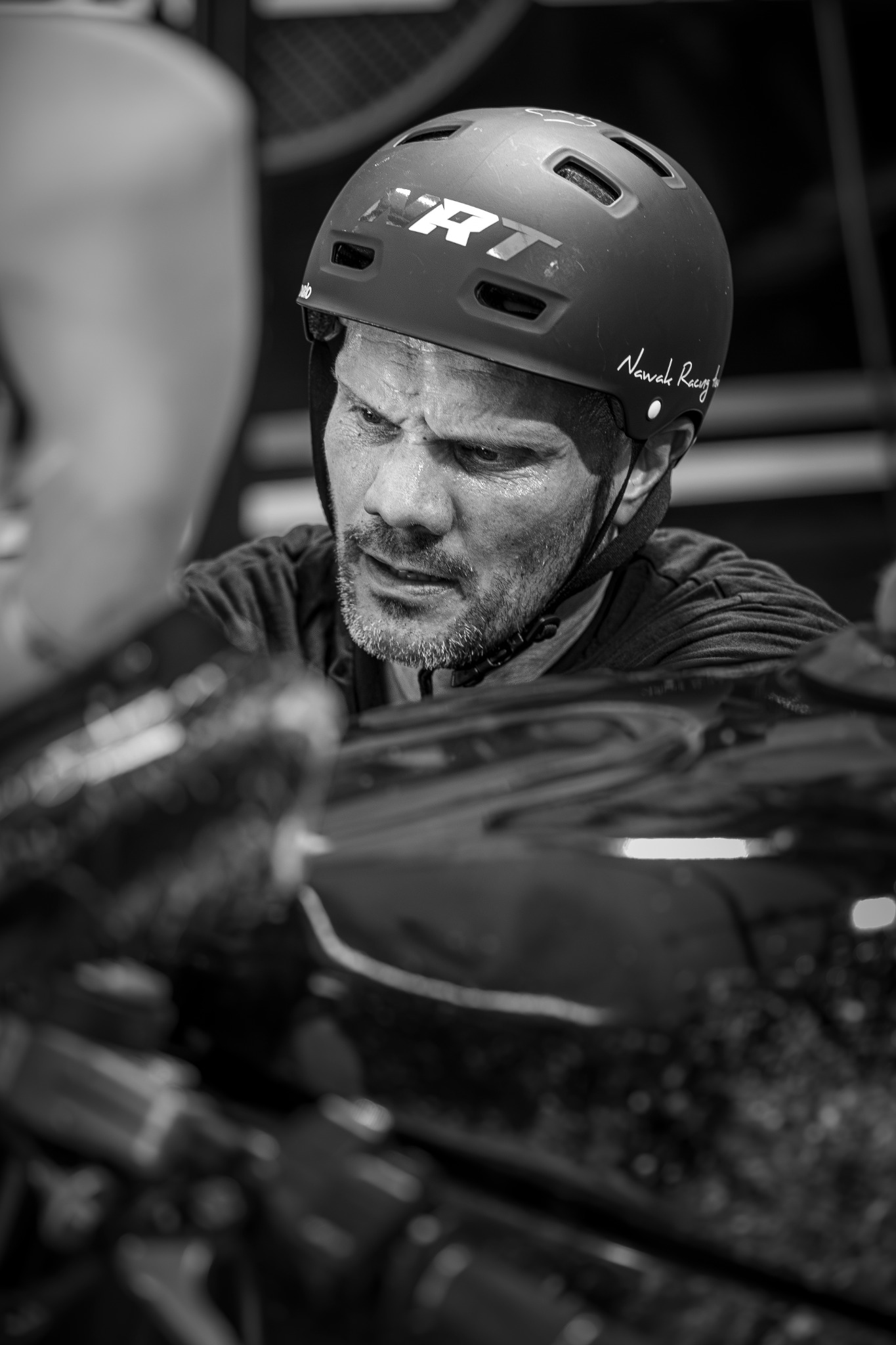 Mécanicien de la Nawak Racing Team concentré sur une intervention dans le box