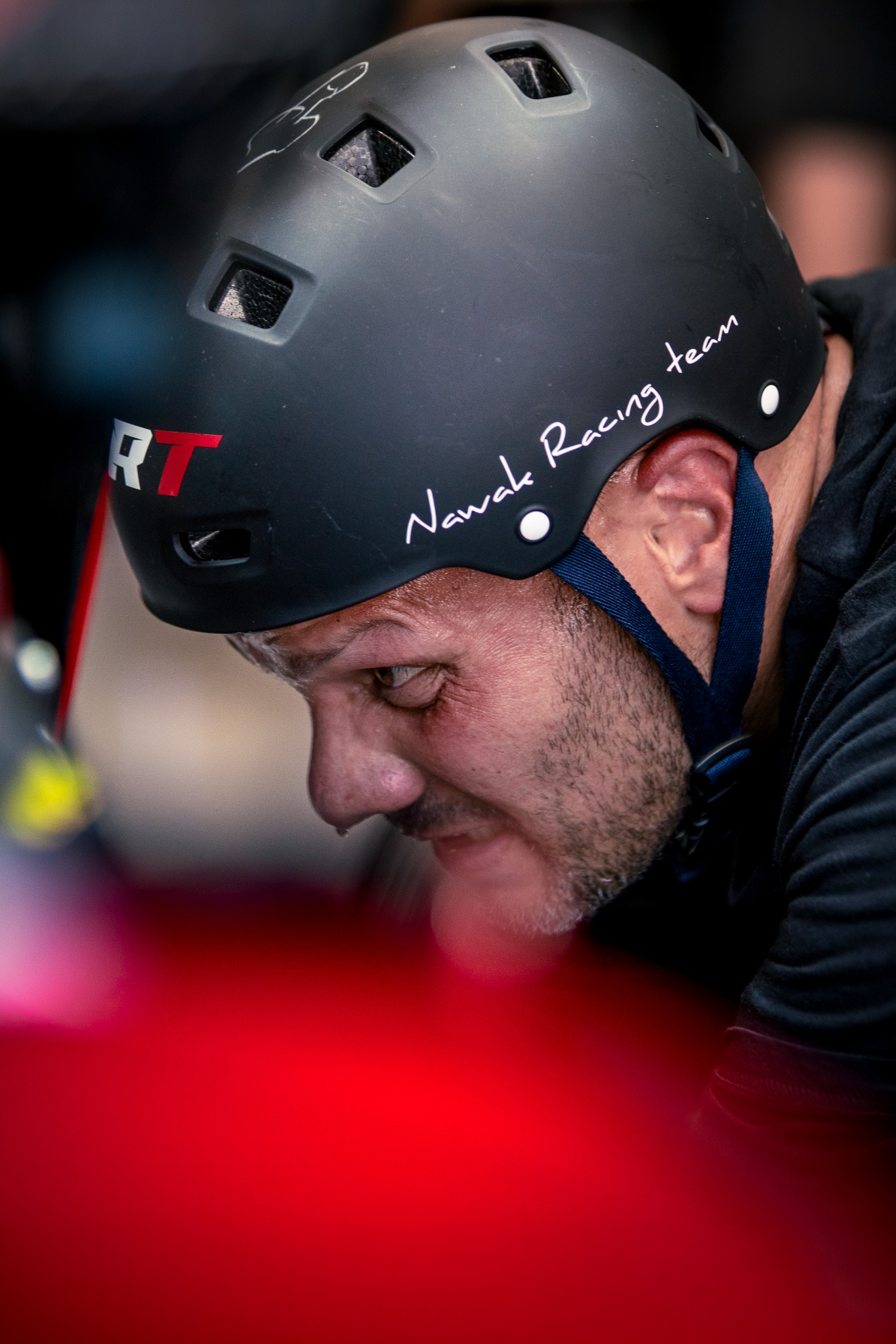 Mécanicien de la Nawak Racing Team concentré pendant une intervention sur la Yamaha numéro 33