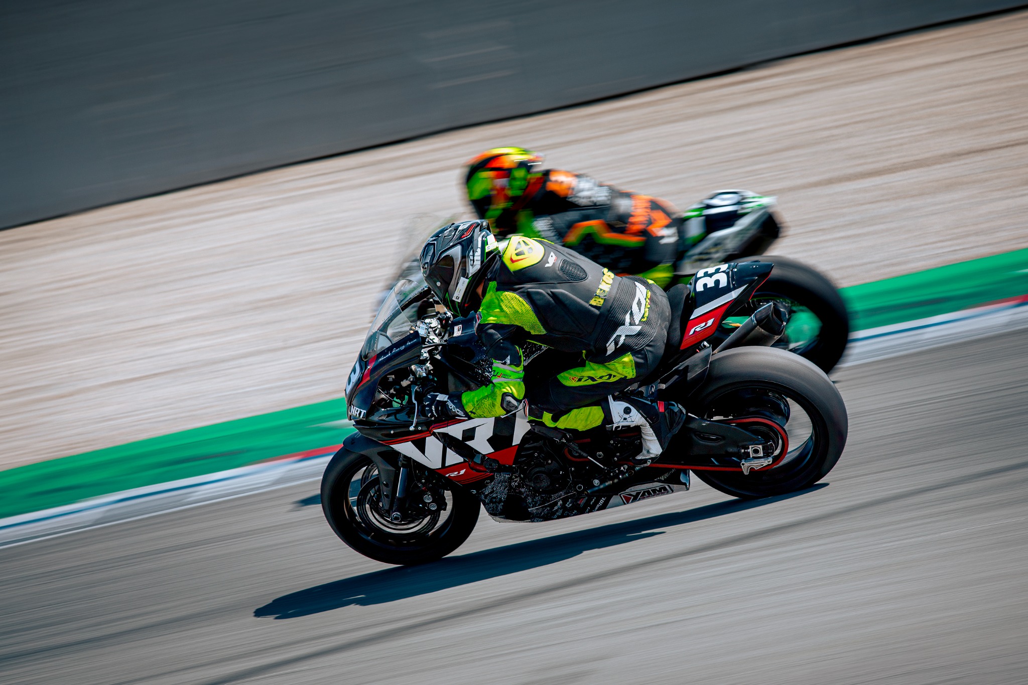 Yamaha numéro 33 de la Nawak Racing Team engagée dans un duel en piste à Barcelone