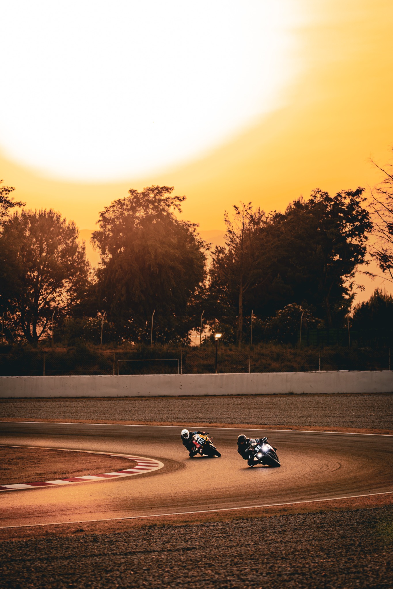 Deux motos dans un virage au coucher du soleil pendant les 24H de Barcelone 2026