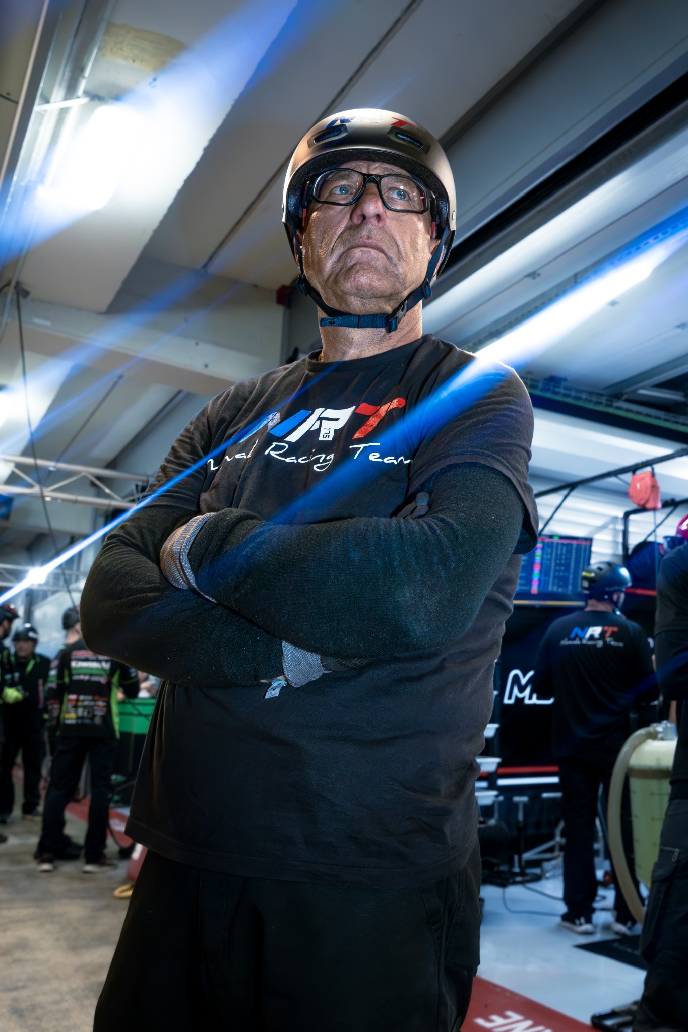 Membre de la Nawak Racing Team en attente dans le box pendant la course