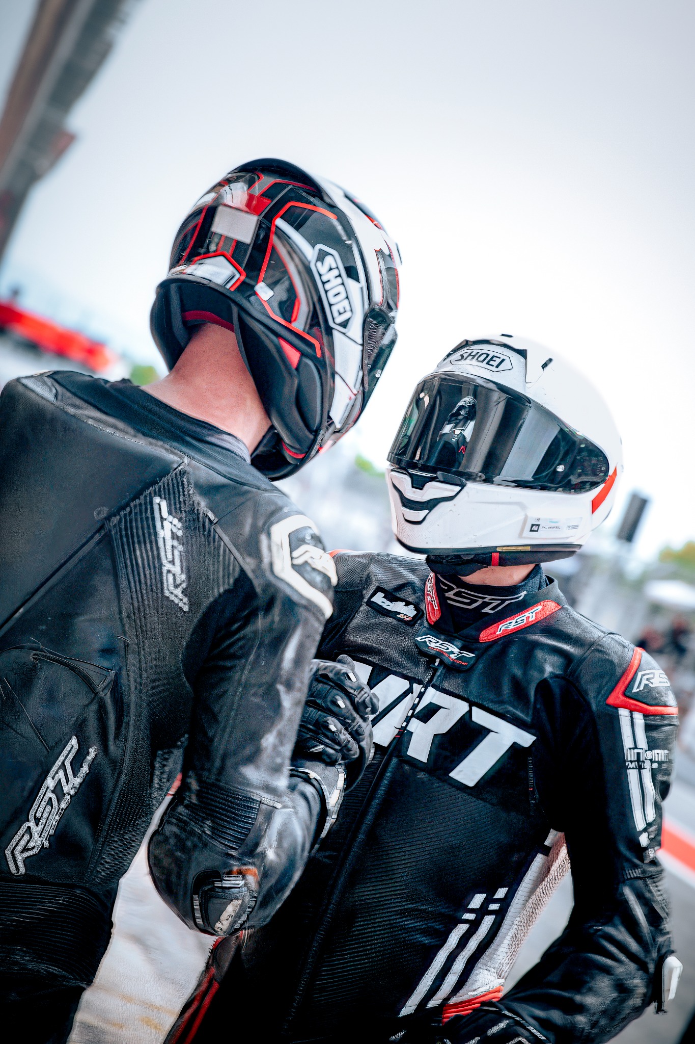 Deux pilotes de la Nawak Racing Team échangeant dans la voie des stands pendant la course