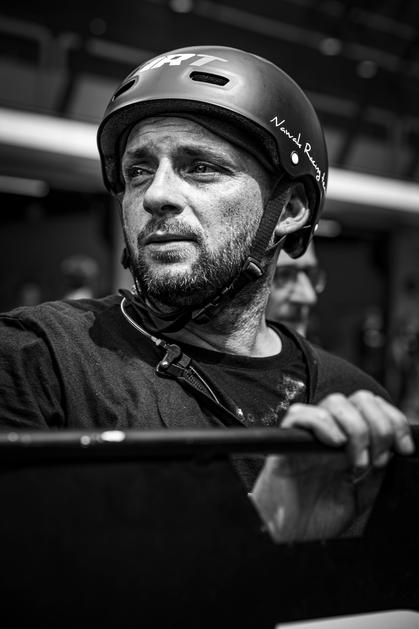 Portrait noir et blanc d’un membre de la Nawak Racing Team marqué par la course