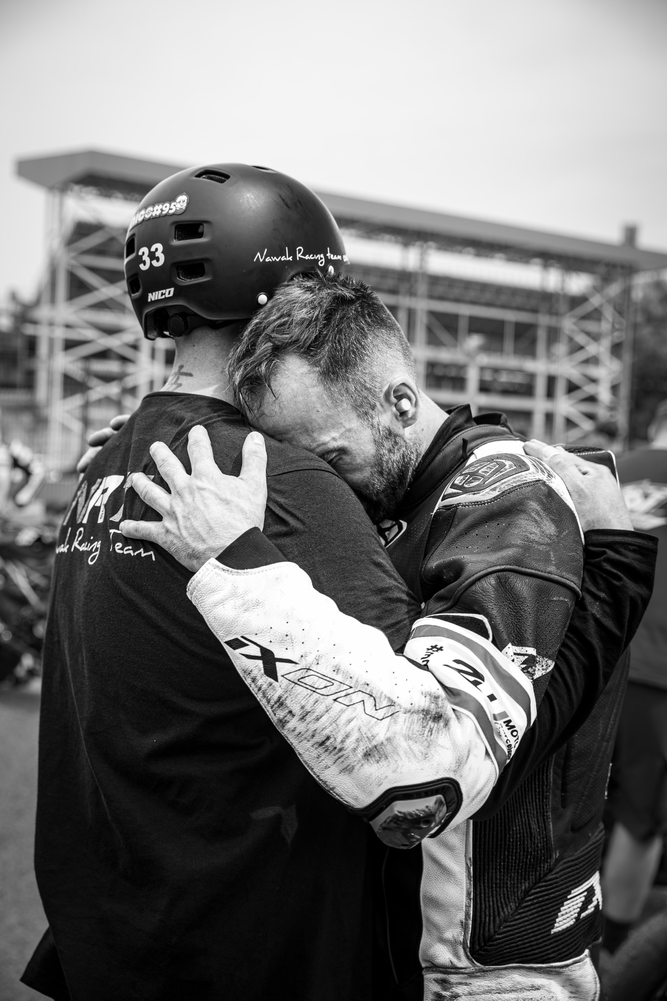 Étreinte entre deux membres de la Nawak Racing Team après l’arrivée des 24 Heures de Barcelone