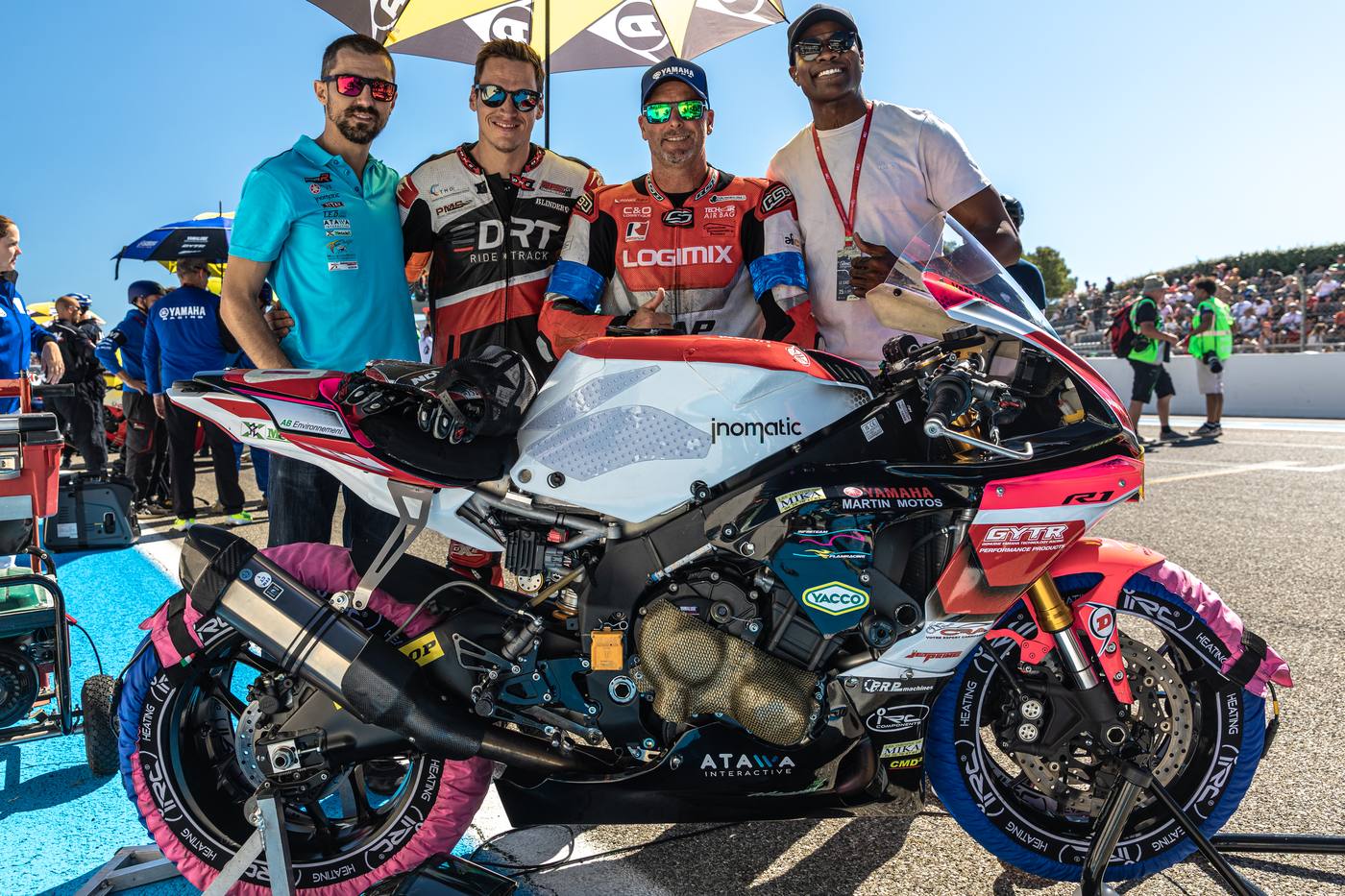Pilotes et mécanos devant la Yamaha R1 dans le paddock du Bol d'Or 2025