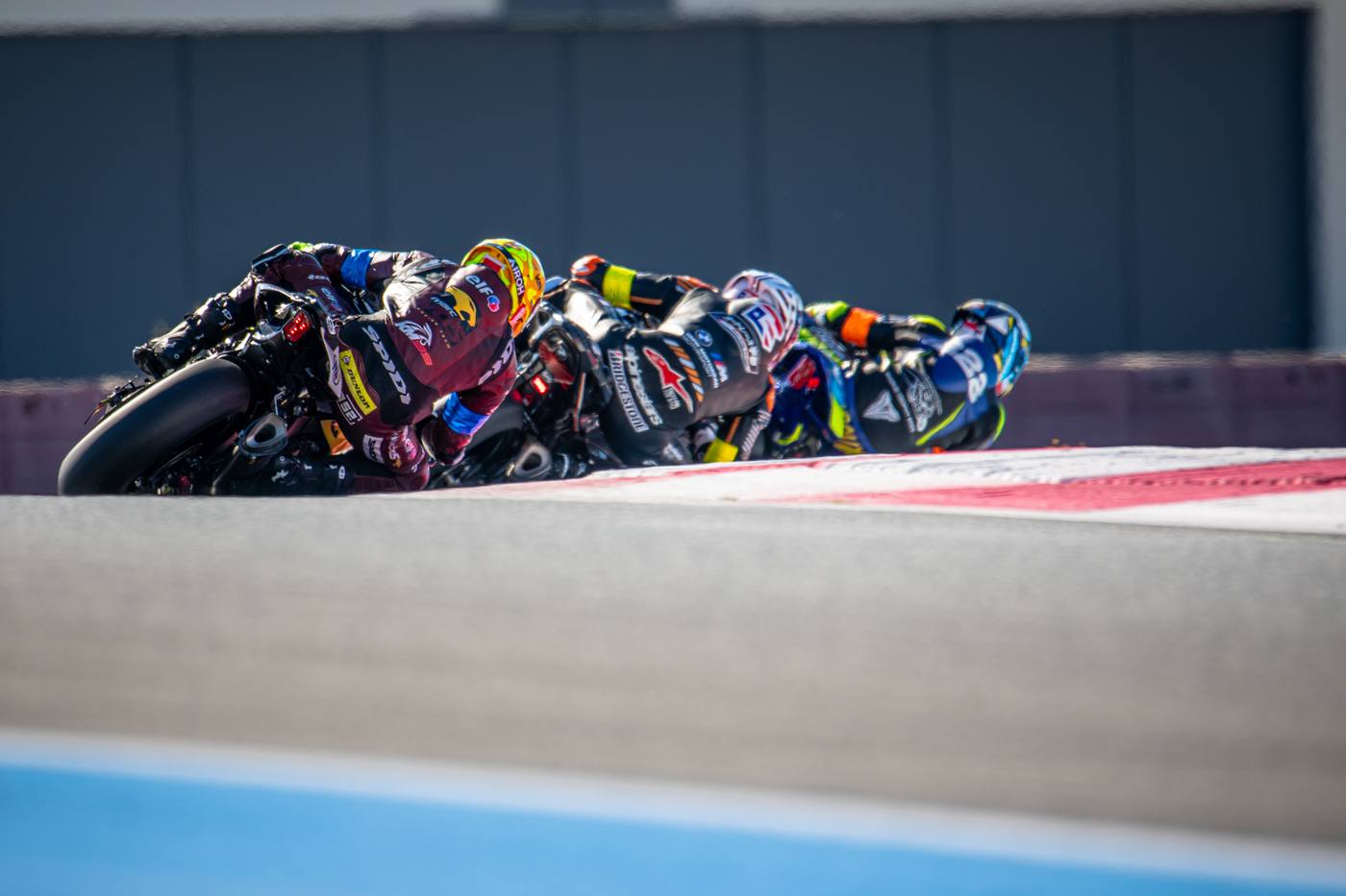 Trio de motos en bagarre dans un virage au Bol d'Or 2025