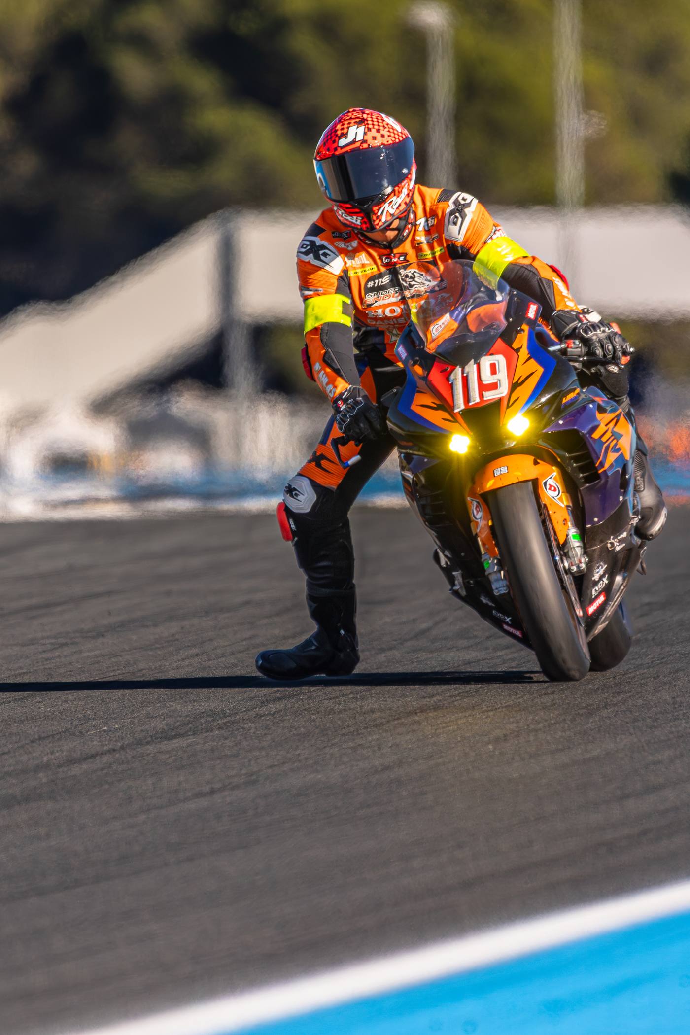 KTM #119 freinage dans un virage au Bol d'Or 2025, lumière de fin de journée