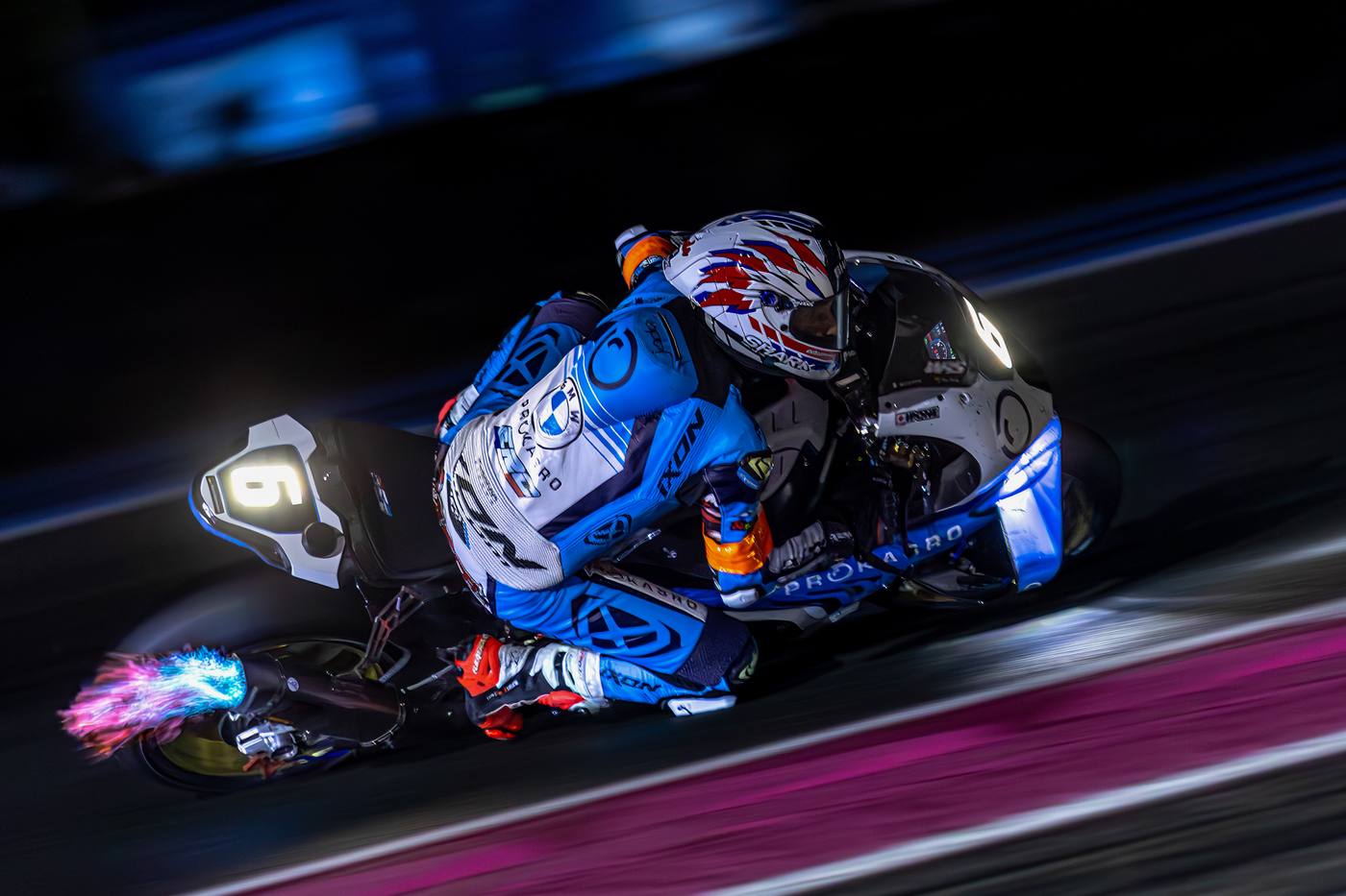 BMW Prokasro #6 en panning la nuit avec flamme de pot d'échappement, Bol d'Or 2025