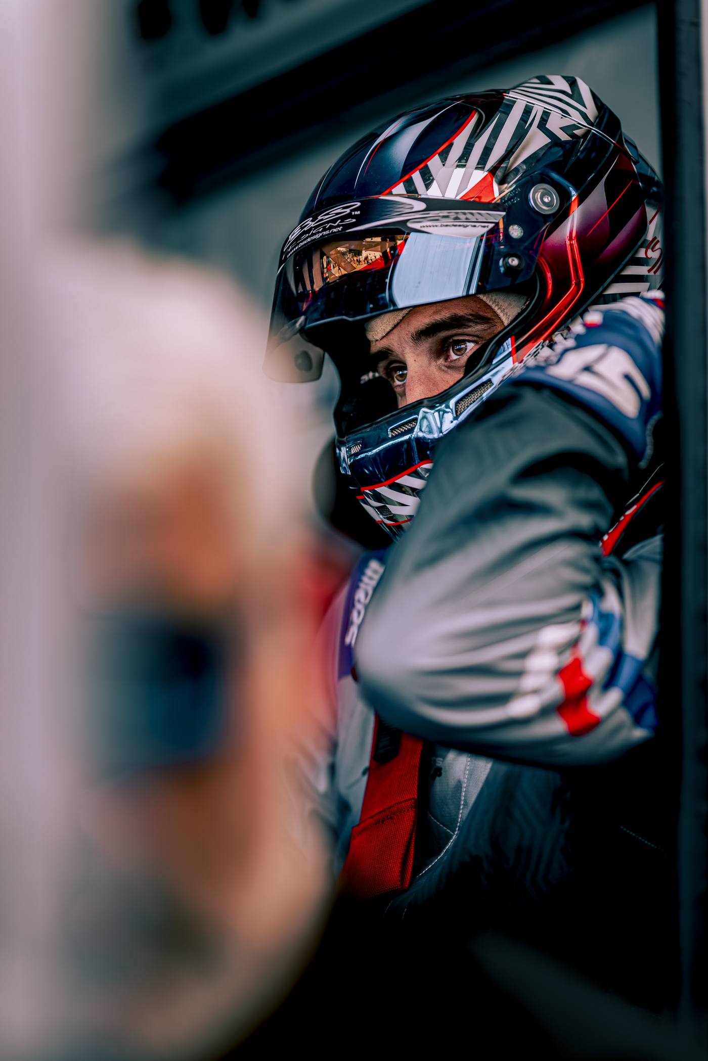 Portrait pilote casque intégral regard dans le rétro du camion, Paul Ricard 2025