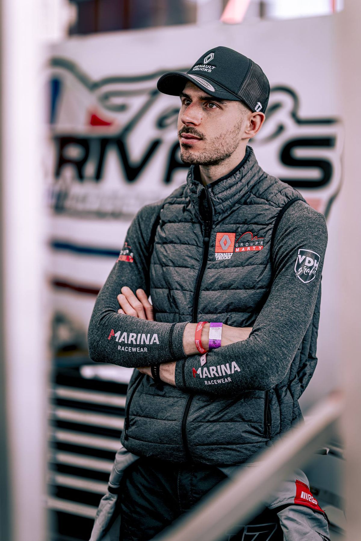 Portrait Romain Rivals Albi Motor Racing devant le logo Rivals, Castellet 2025