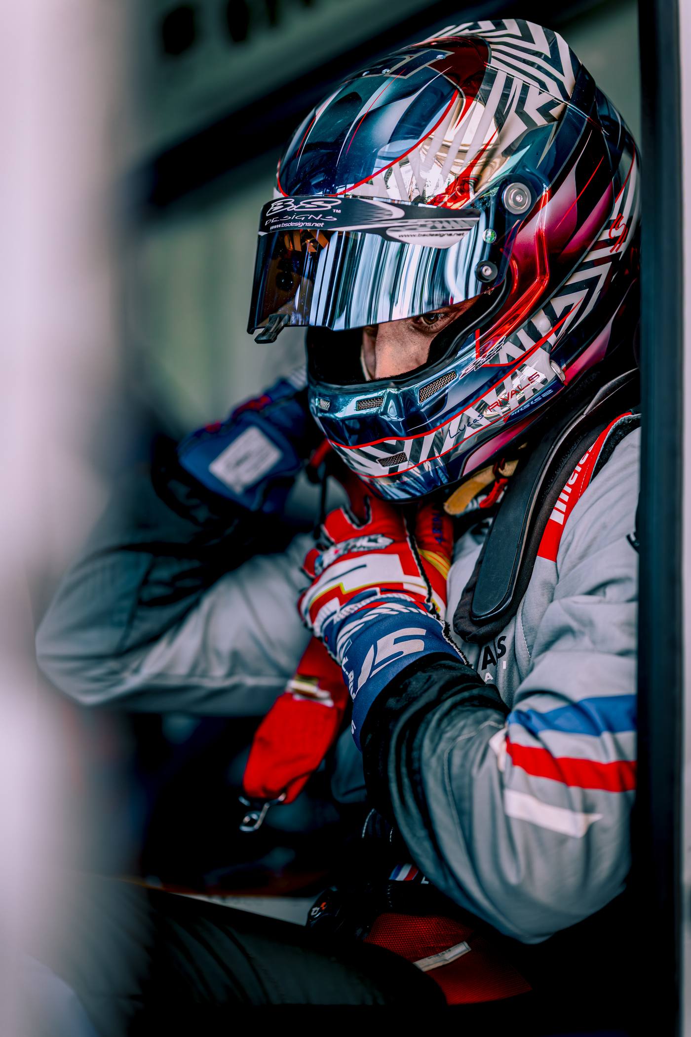 Portrait pilote Albi Motor Racing casque dans les mains, lumière dorée, Paul Ricard