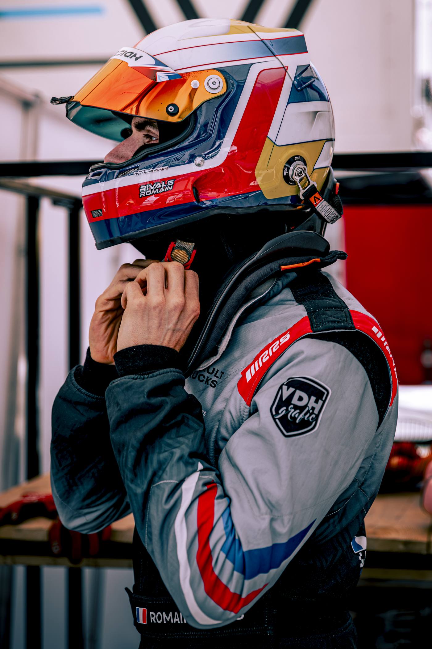 Lucas Rivals casque coloré dans les mains, portrait paddock, Paul Ricard 2025