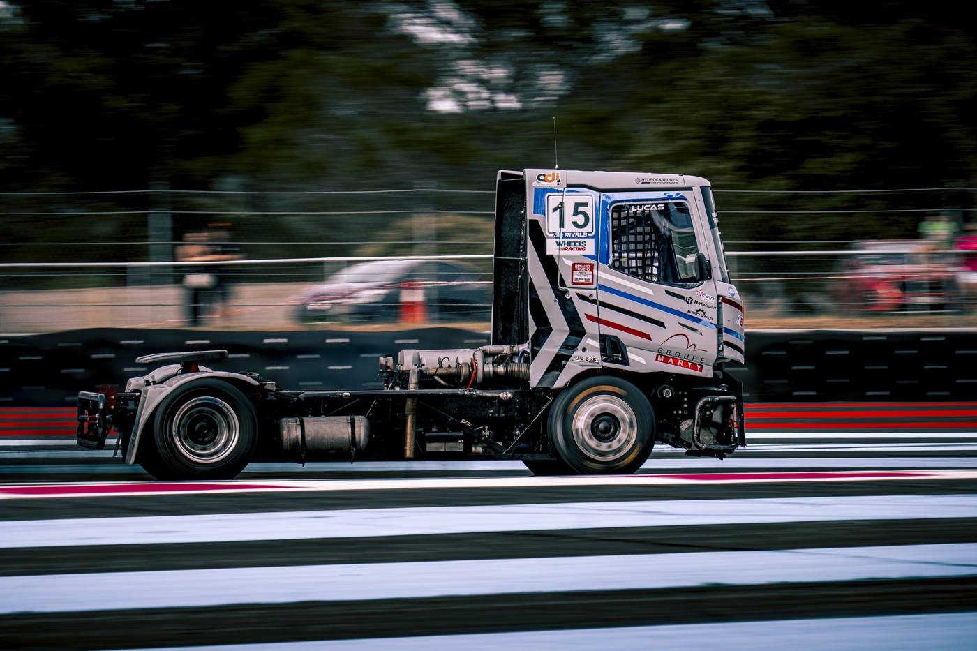 Camion Albi Motor Racing #15 panning latéral ombres dramatiques Paul Ricard 2025