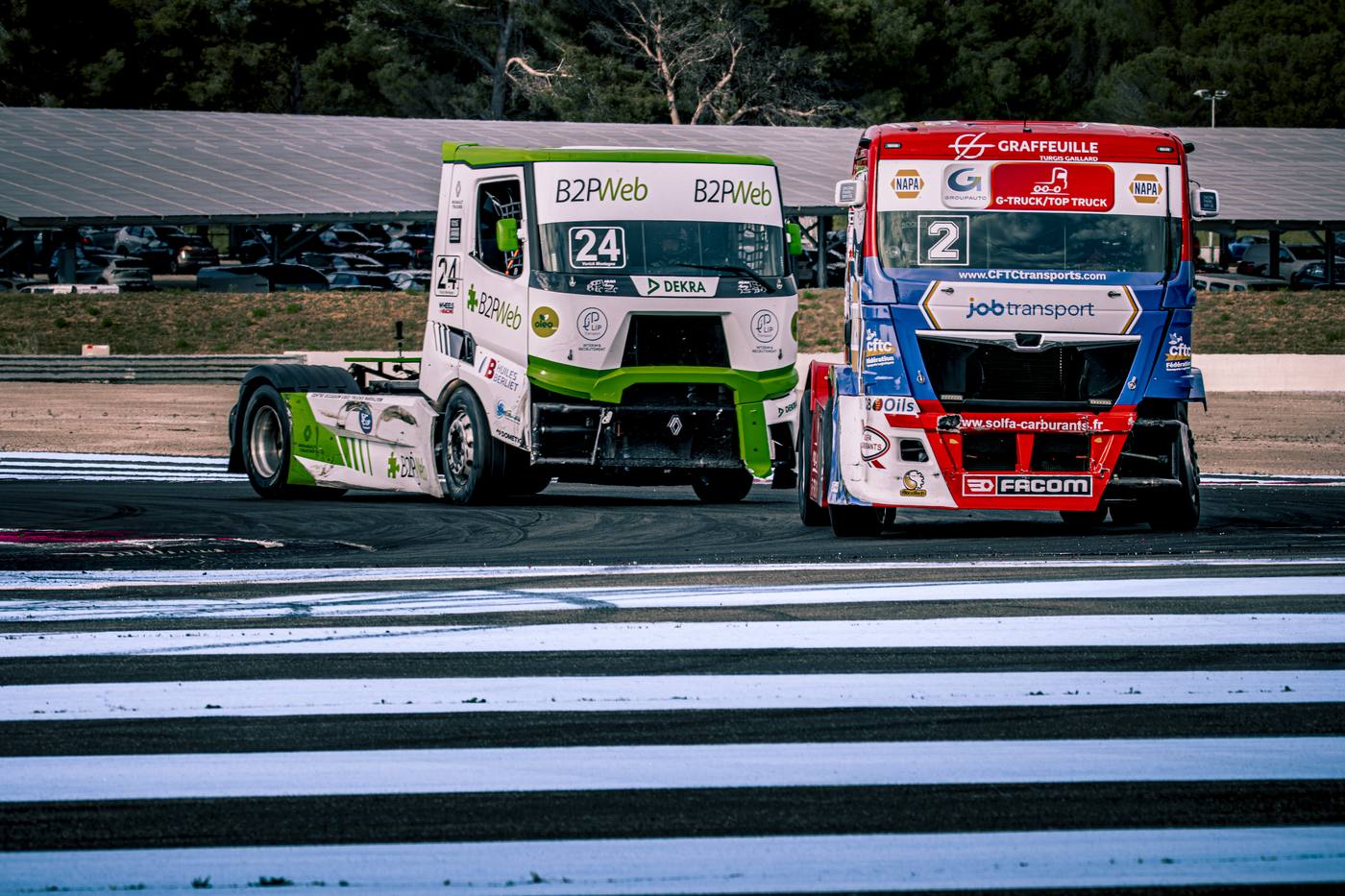 B2PWeb #24 et Graffeuille #2 côte à côte en virage Championnat France Camions 2025