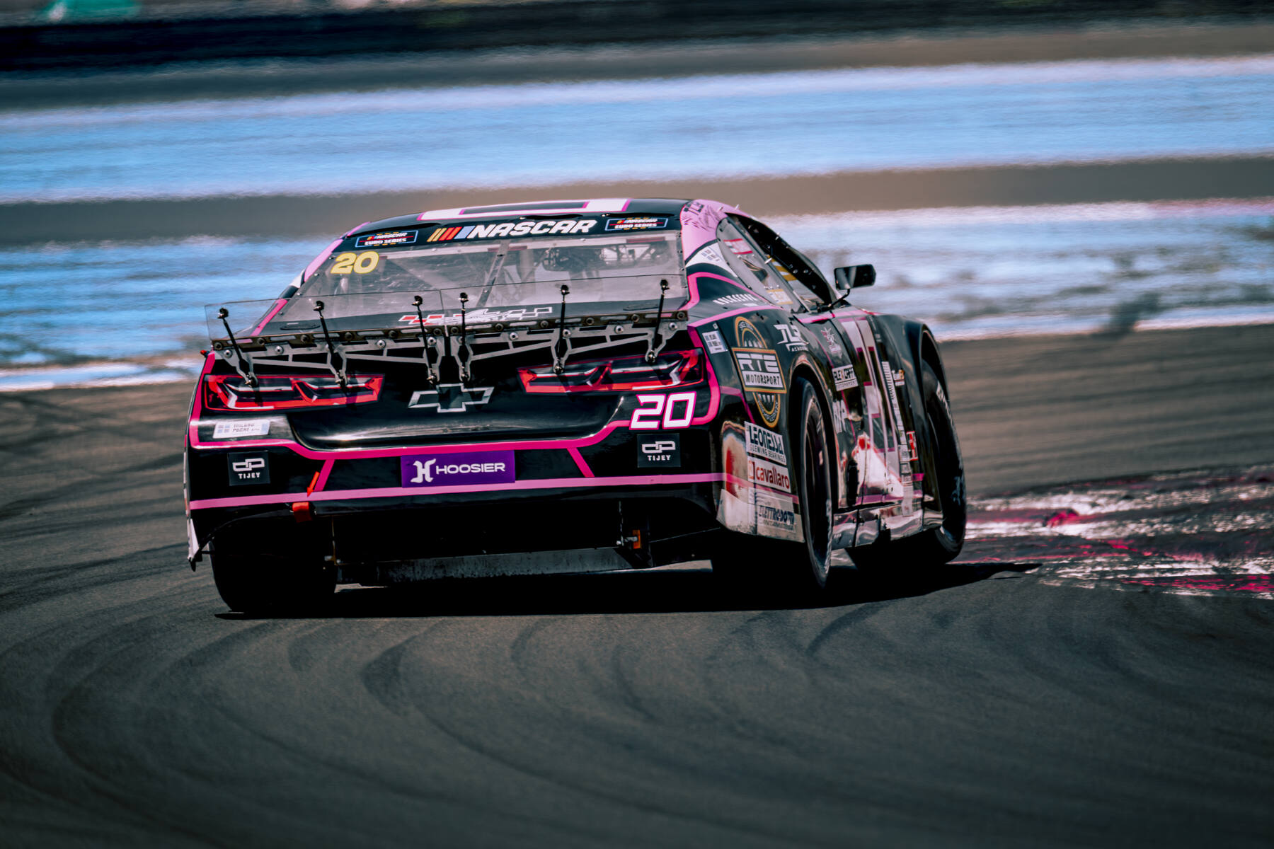 NASCAR Euro Series Chevrolet #20 noir rose RTE Motorsport en sortie de virage, Paul Ricard 2026