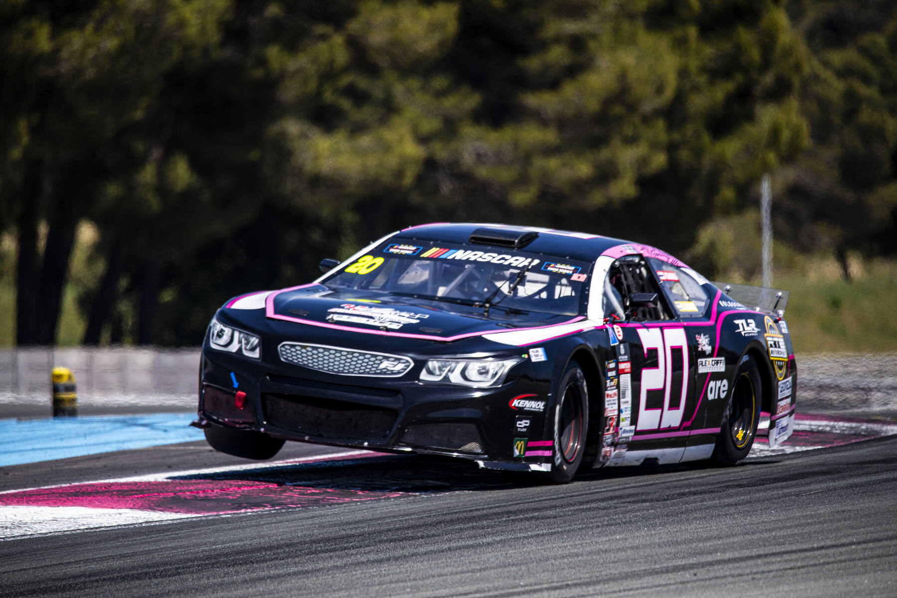 NASCAR Euro Series Chevrolet #20 noir rose vue face avant en virage, Paul Ricard 2026