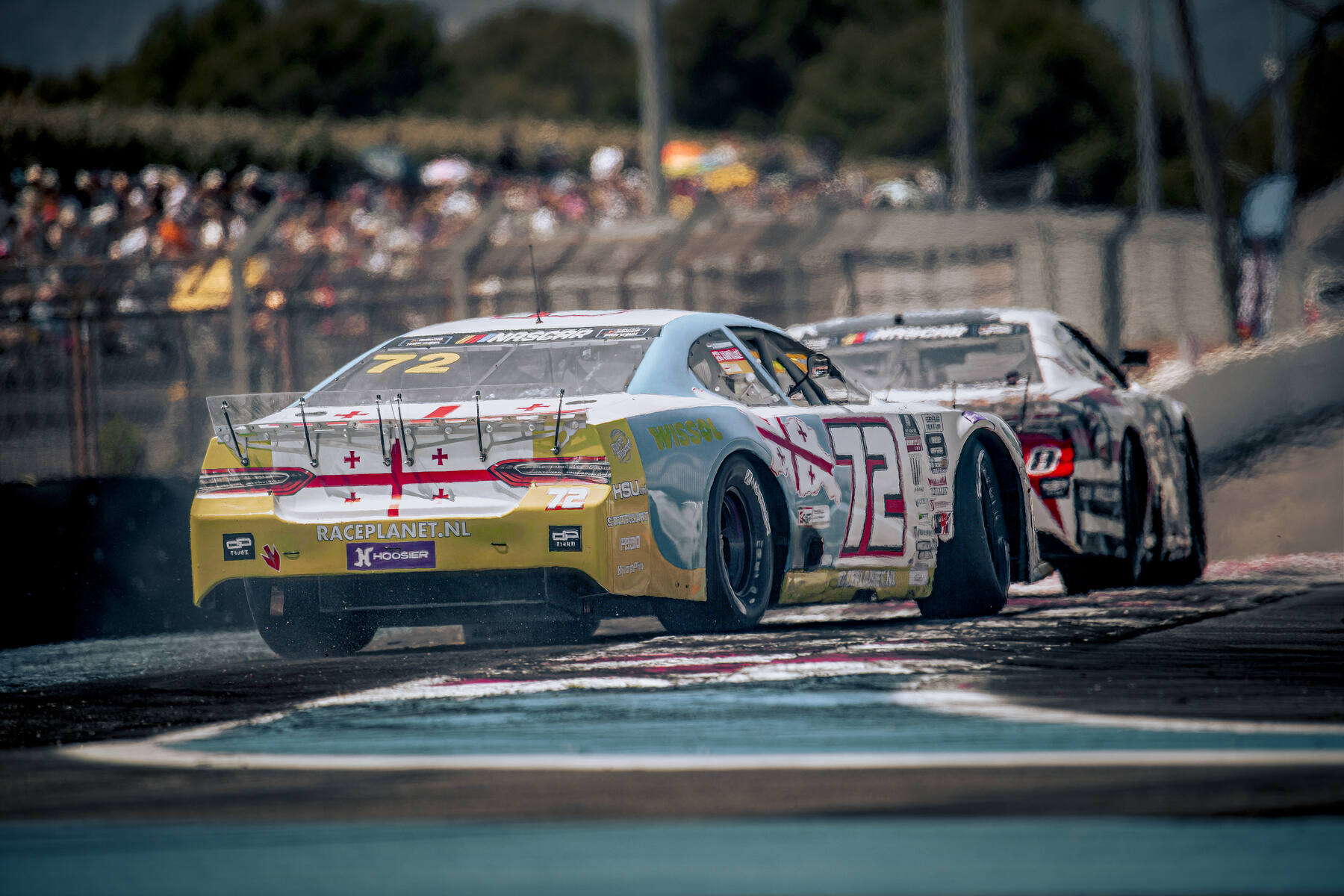 NASCAR Euro Series duel Raceplanet #72 et Mustang camouflage en virage avec tribunes pleines, Paul Ricard 2026