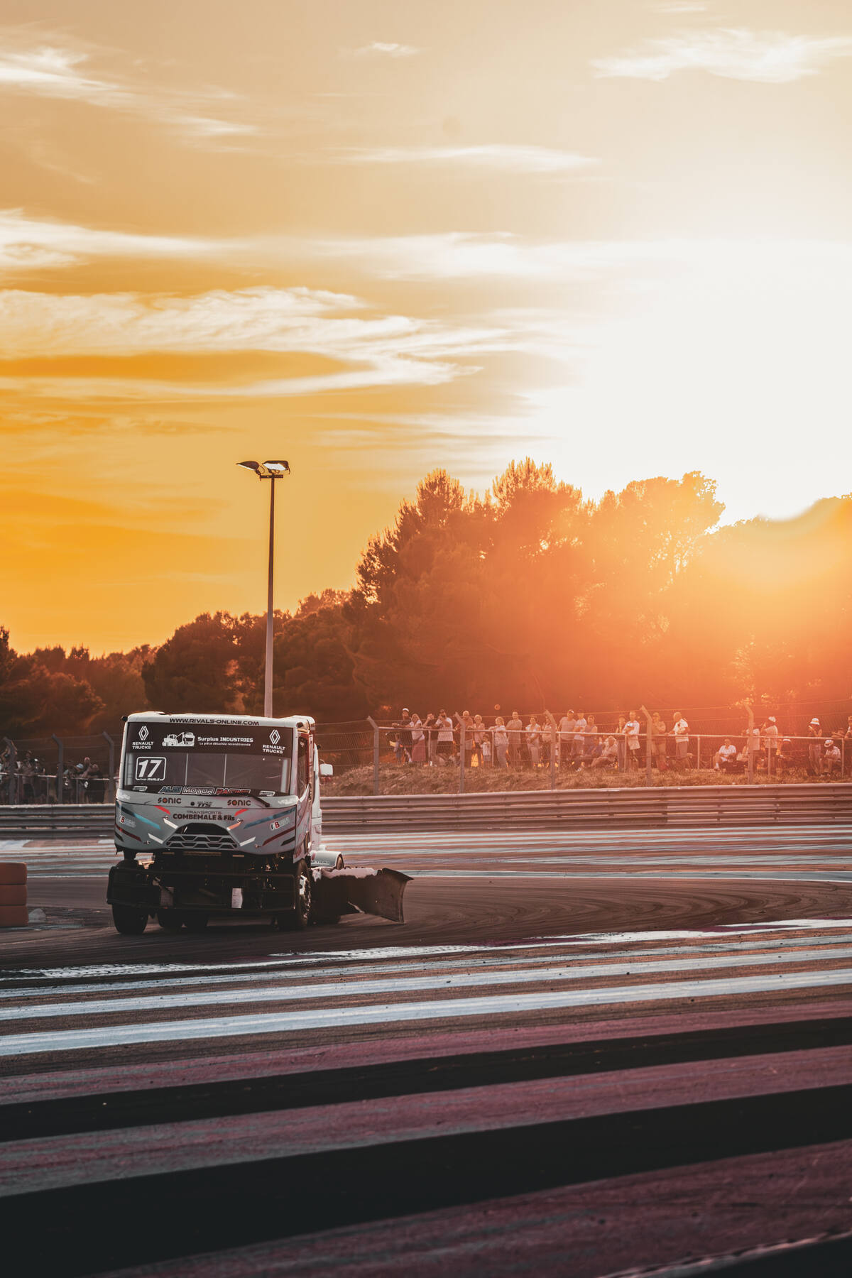 Albi Motor Racing Renault #17 au coucher du soleil devant les tribunes pleines, Grand Prix Camions Castellet 2026