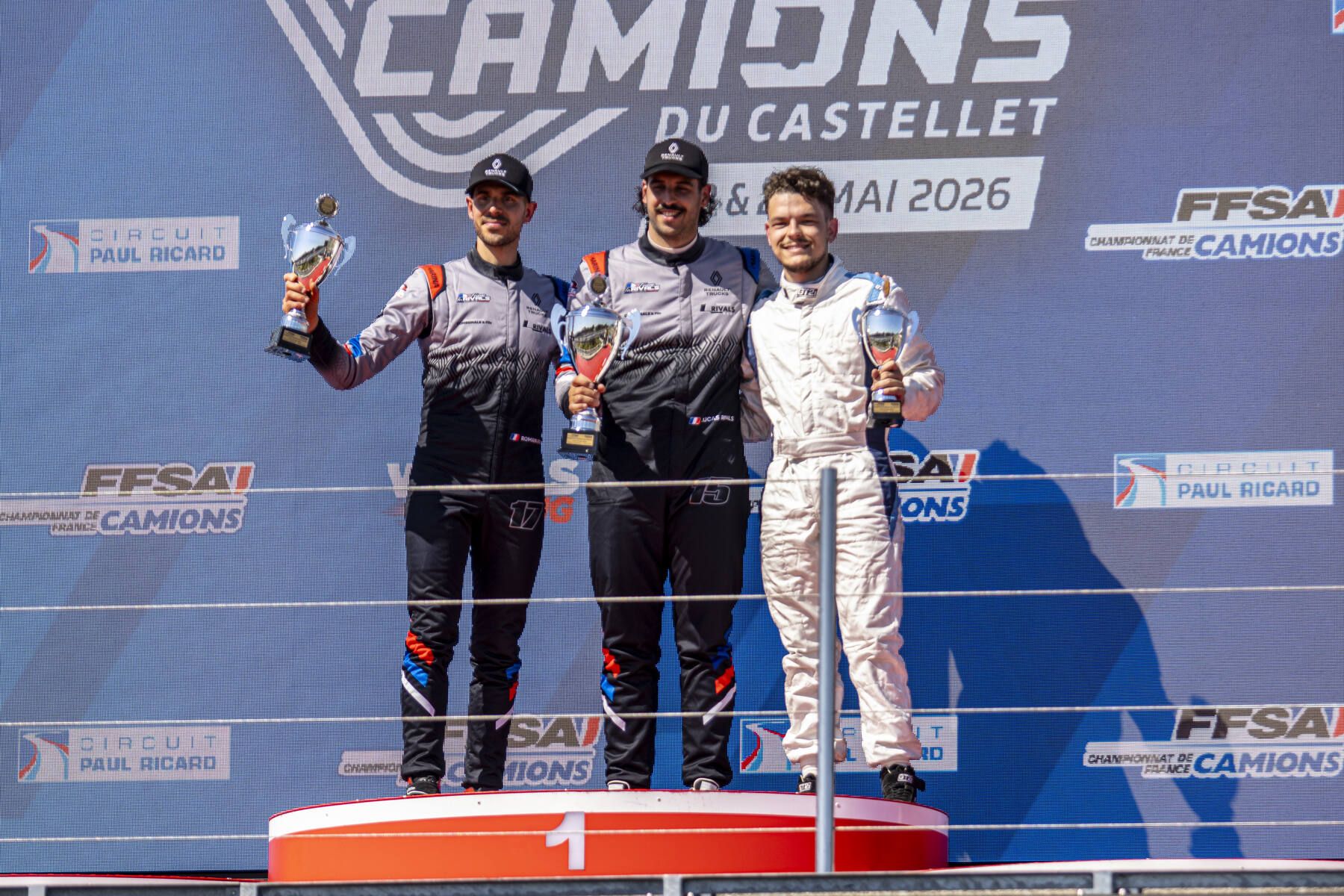 Podium Championnat France Camions Castellet 2026 avec Lucas et Romain Rivals en tenues Albi Motor Racing