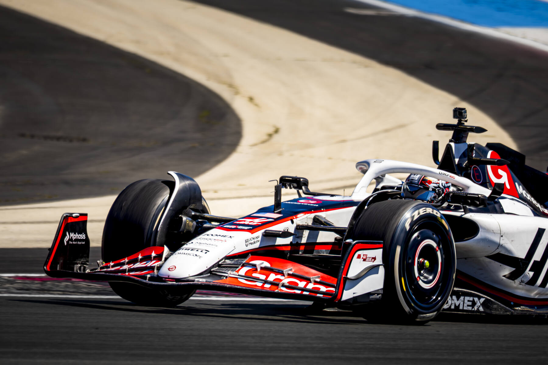 Haas VF-23 en virage serré vue de face angle bas, ailerons avant visibles, Circuit Paul Ricard test mai 2025