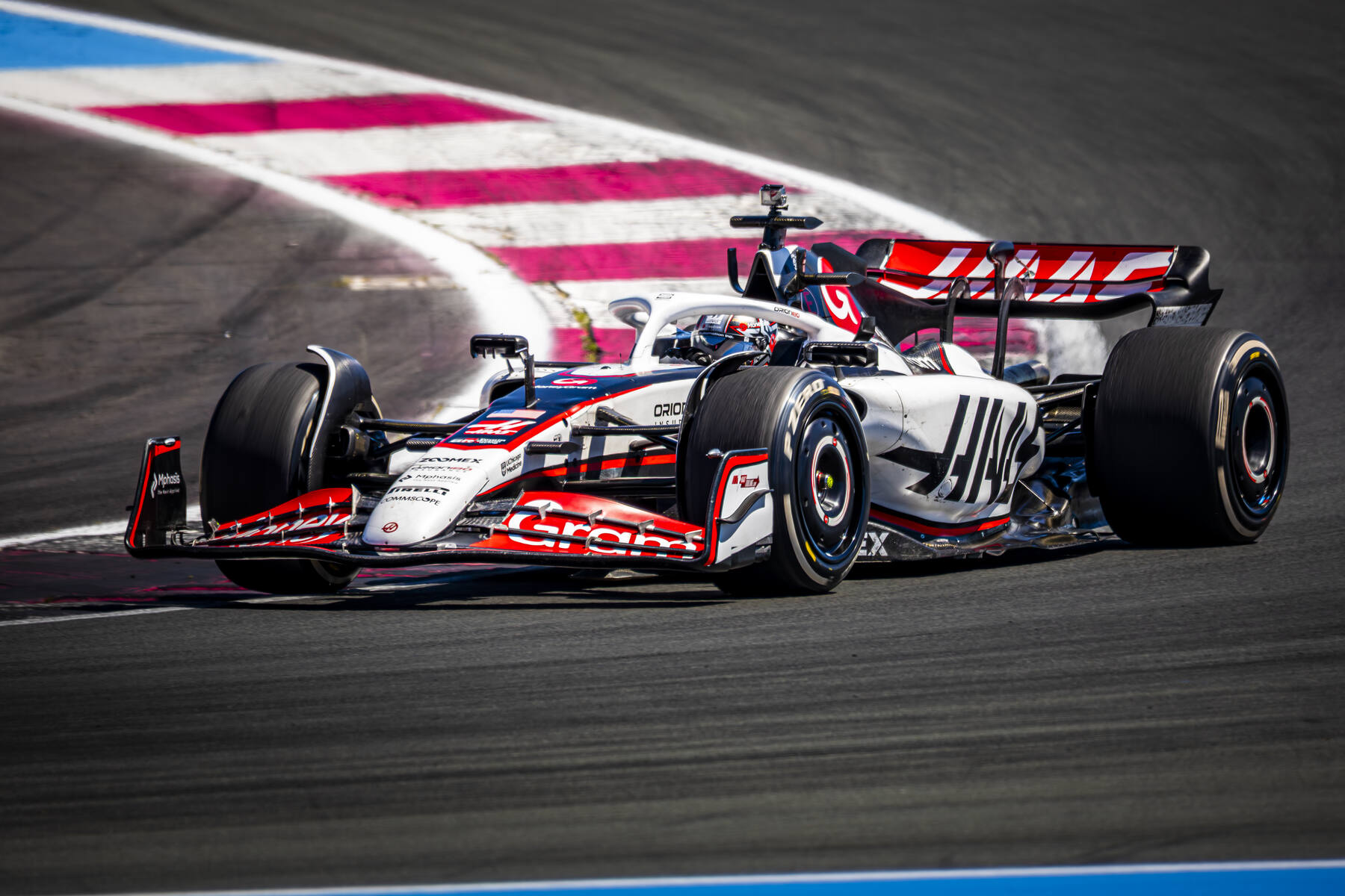 Haas VF-23 en virage vue frontale, entrée de virage, Circuit Paul Ricard test TPC Toyota Haas 2025