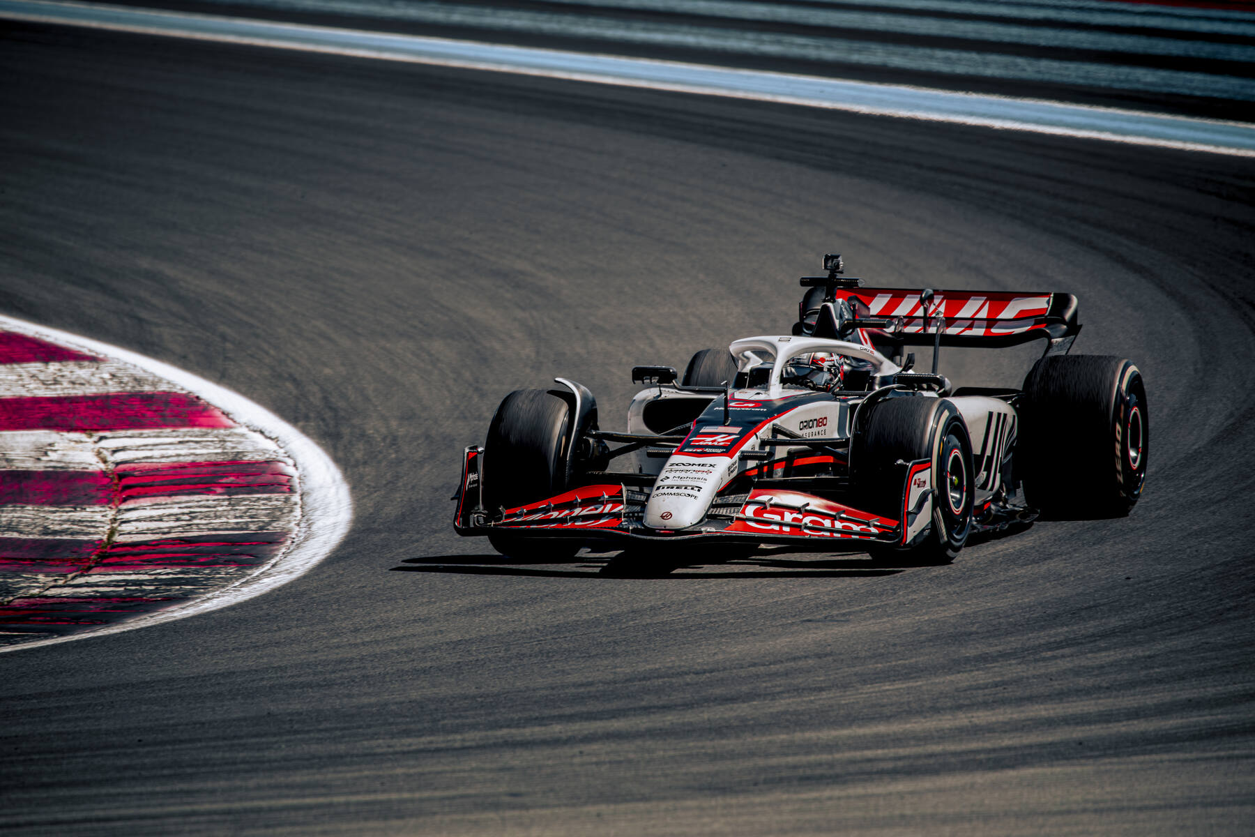 Haas VF-23 en virage lent vue de côté, détails aérodynamiques apparents, Circuit Paul Ricard test mai 2025