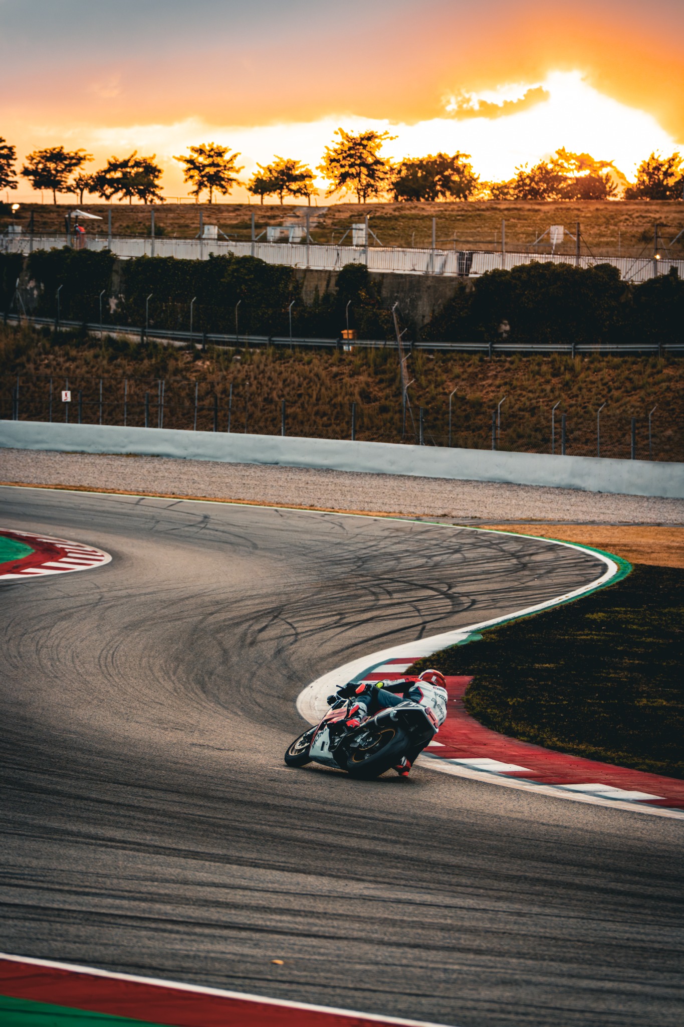 Moto d’endurance inclinée dans un virage au coucher du soleil sur le circuit de Barcelona-Catalunya