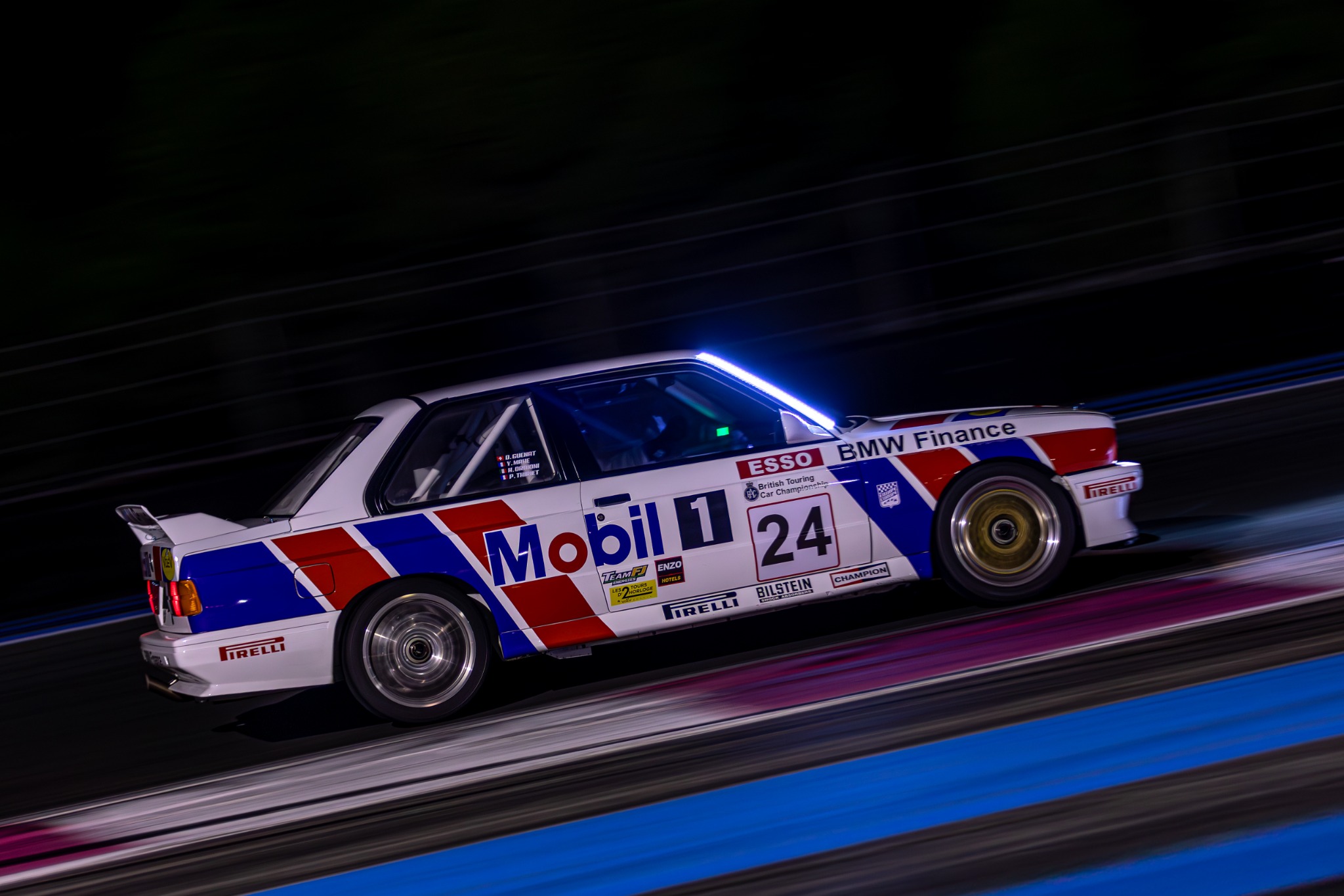 BMW Mobil 1 numéro 24 photographiée en filé pendant une course de nuit