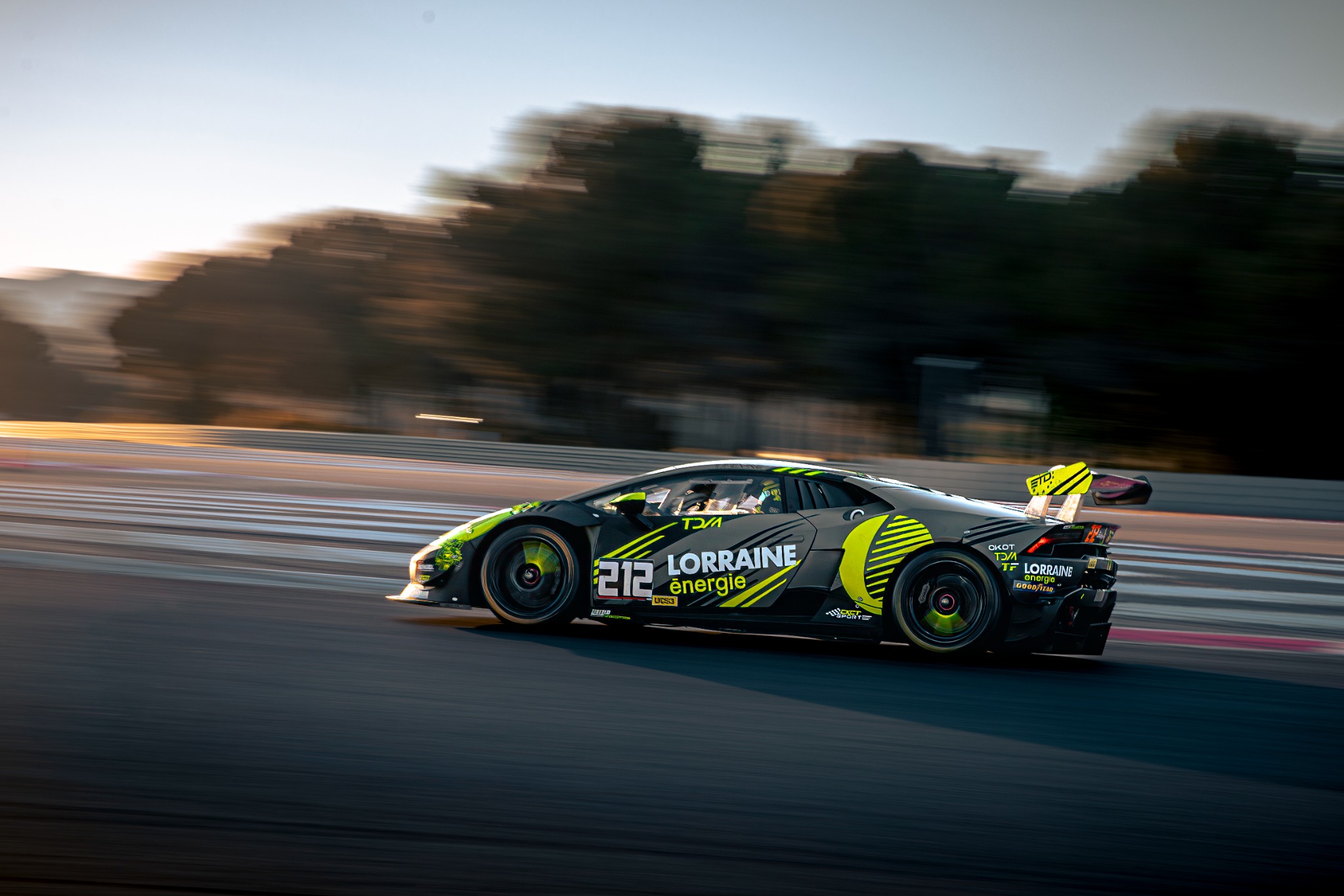 Lamborghini numéro 212 en filé rapide dans la lumière basse du crépuscule